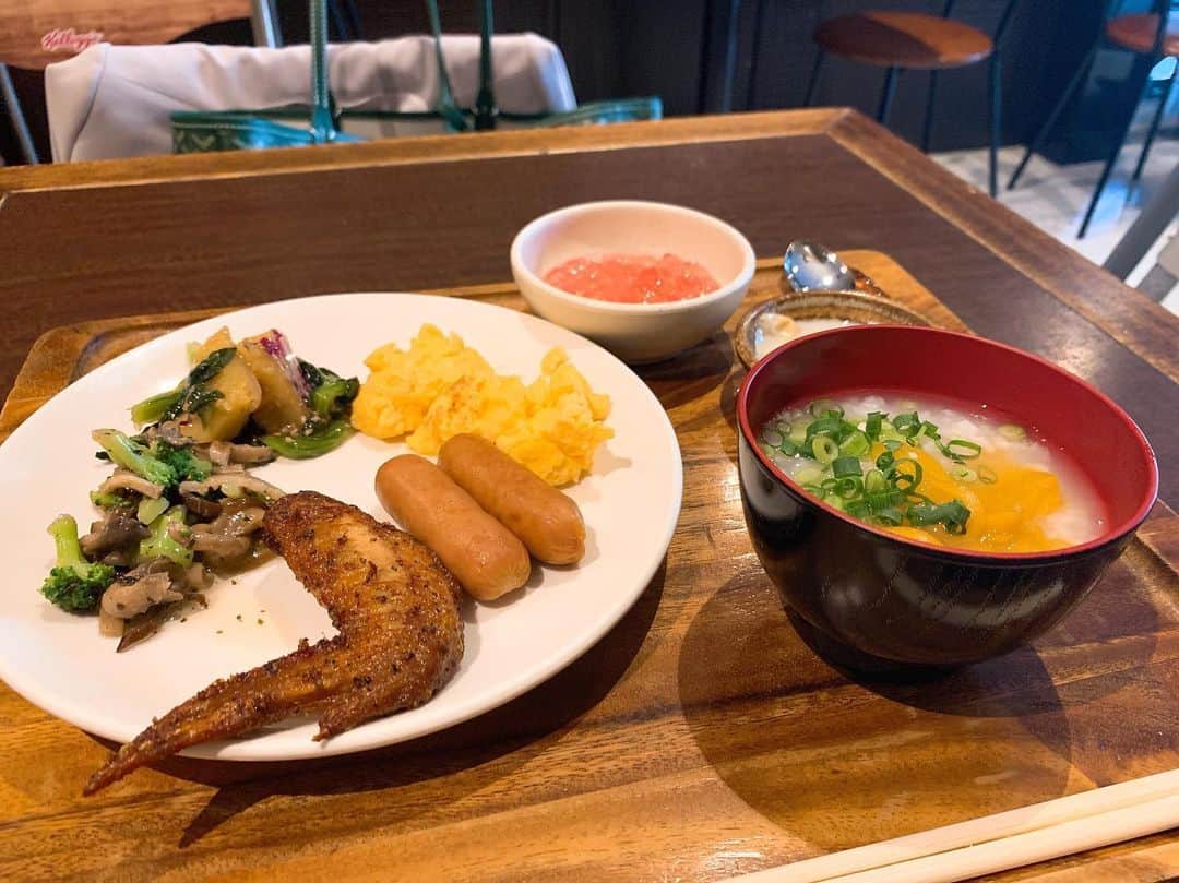 村田千弥さんのインスタグラム写真 - (村田千弥Instagram)「週末は #名古屋 でお仕事🎤 ホテルも手配してもらったうえに、今回も「朝食付きプランにしといたよ♡」って。ちょっとした心遣いがほんとに嬉しい。 しかも、朝食メニューに #手羽先 と#味噌カツ が😳さすが名古屋！！しっかり食べて行ってきまーす！」5月18日 8時16分 - chr.0429