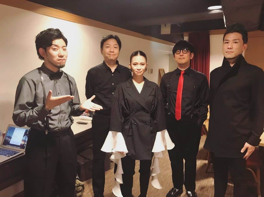 小柳ゆきのインスタグラム：「無事、名古屋blue note初日を終えました！ 楽しかったなぁ〜！🙂 . 昨日のとっても素敵なバンドの皆さんと✨ 左から(Dr)工藤明さん(Pf)草間信一さん(Bs)鳥越啓介さん(Cho)矢幅歩さん なんか私、初日の頭爆発してる最中の写真で、表情かたい上に捕獲された宇宙人みたいだね👽 . . さあ本日名古屋2日目！ デビュー20年、大人の女性をイメージして作って頂いたドリンクもあります🍹✨」