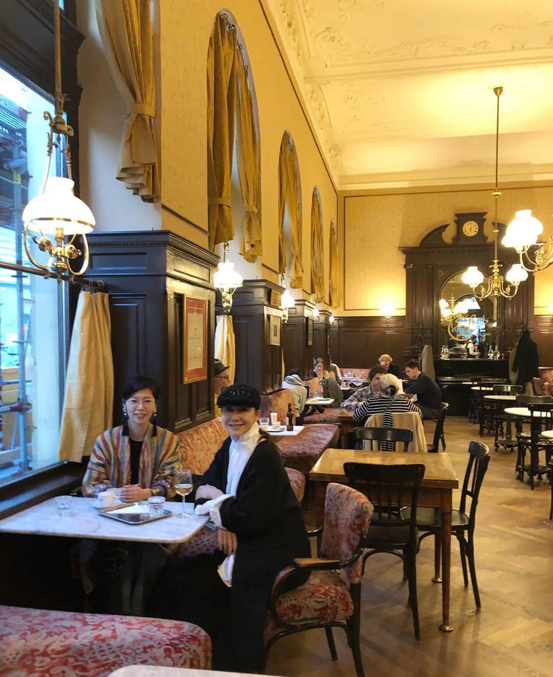 桐島かれんさんのインスタグラム写真 - (桐島かれんInstagram)「ウィーンに来るのは初めて！今回は、オーストリア、チェコ、ハンガリーの三ヶ国を駆け足でまわります。 #ウィーン #老舗カフェ #cafesperl」5月18日 8時21分 - houseoflotuskaren