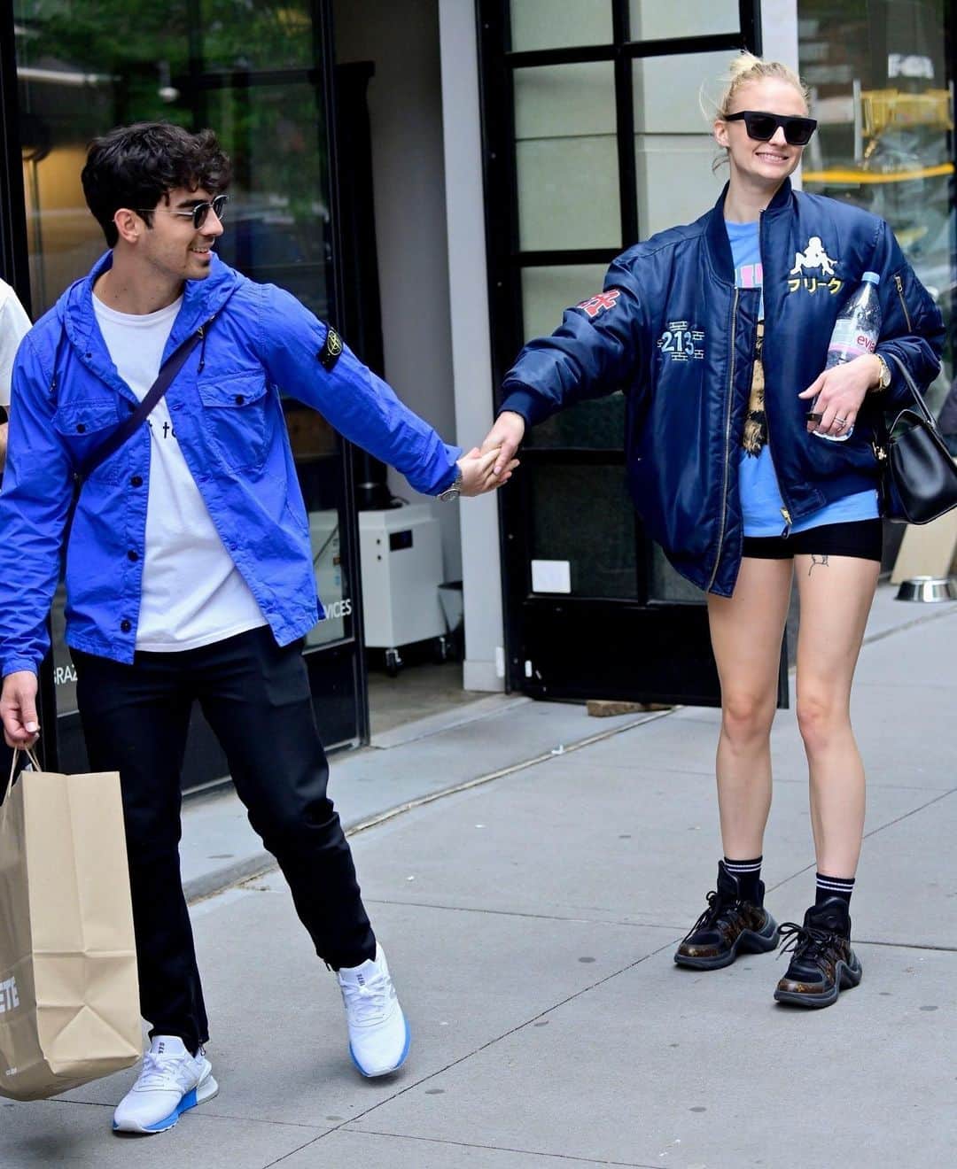 Just Jaredさんのインスタグラム写真 - (Just JaredInstagram)「@sophiet gets goofy while stepping out with husband @joejonas! Tap the link in bio for more pics. #SophieTurner #JoeJonas Photos: Backgrid」5月18日 8時33分 - justjared