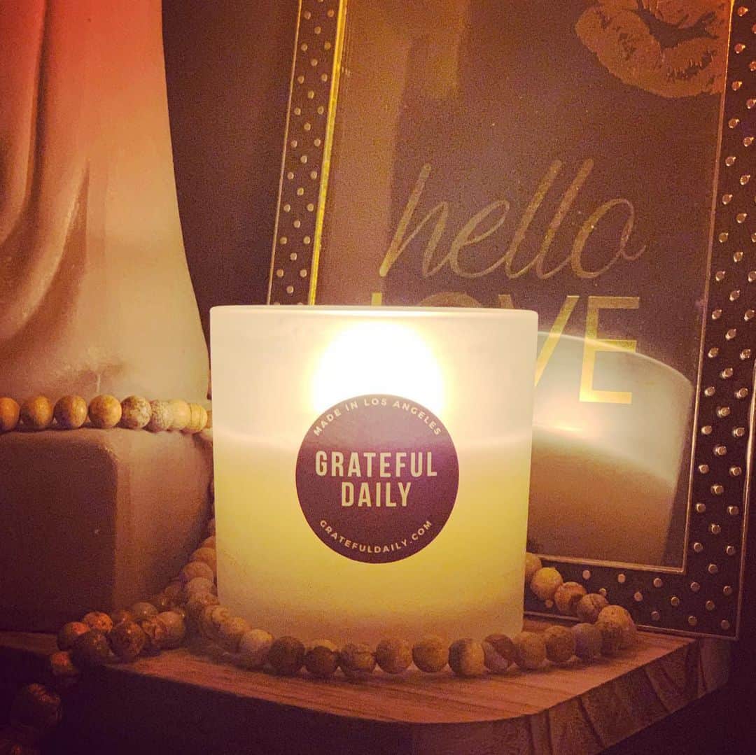ジョシー・ビセットのインスタグラム：「My friend @cindy_busby ! Oh how I am #obsessed with your #thoughtful gift! I absolutely love the message from the company @gratefuldaily_ “when you light your candle’ we invite you to think of someone or something you are grateful for” ...because there is always something to be grateful for. Beautiful!  I thought of you and how #grateful I am that we met on #Weddingmarch5 @hallmarkchannel #juneweddings」