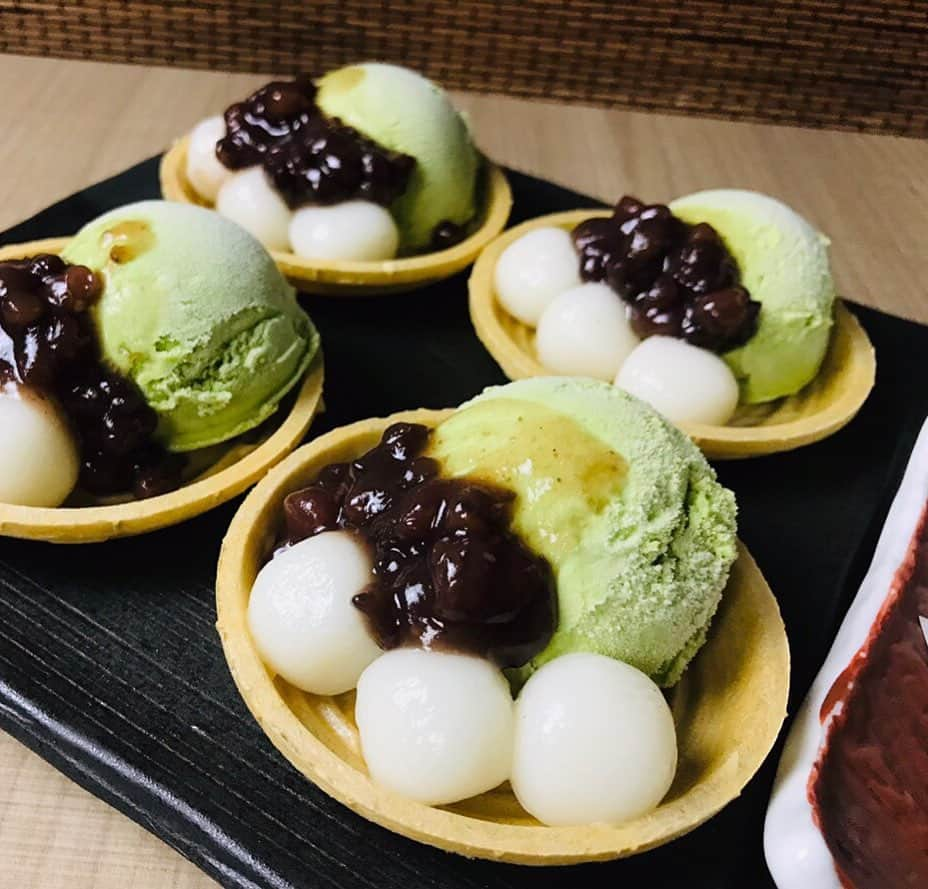 梅田 いち凛のインスタグラム：「抹茶アイスと白玉🍨 コースの中からパシャっと📸 朝から天気も良く、暖かく...いや暑くなるでしょうね😅食事は元気の源💪予約でほぼ埋まっておりますが若干の空きがございます。お問い合わせの上、ご来店いただけたら幸いです。  #いち凛 #大阪 #梅田 #osaka #うめきた #グランフロント #居酒屋 #ディナー #個室 #個室居酒屋 #デート #和食 #冬  #梅田居酒屋  #いいね #フォロー #japanesefood  #photooftheday #豆腐 #誕生日 #記念日 #大阪駅#女子会 #コンパ #日本酒 #日本酒女子 #日本酒好き #ハイボール#予約」