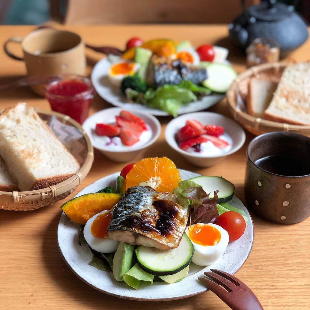 みかさんのインスタグラム写真 - (みかInstagram)「2019.5.18  おはようございます  今日のあさごはんは * ・焼き鯖のせ具沢山サラダ ・トースト ・ベリーヨーグルト ・紅茶 *  今朝はヨハクさん風に 焼き鯖をサラダにどーんと のせました。  鯖はしっかり目に焼いて。 具は、姉作レタス2種、ゆでたまご、かぼちゃ、ズッキーニ、アボカド、トマト、清見オレンジ、ブリー。 ハーブ塩かけたらめちゃんこ 合って美味しかった😋 *  パンはバゲットラビットさんの 角食をトースト。 むおっちもちでムギュッとしてて 最高ー！！ *  今朝は週末部員も来て 総勢6名で公園へ。 4.84km24.34min🏃‍♀️ いよいよ大会まで1週間。  当日は家族と友達ファミリーたちが BBQの準備してゴールを 待っててくれるので 肉ぶら下げて走ろうと 思います😂 *  #あさごはん#朝ごはん#朝ごパン#朝食#ヨハク風#サラダ#鯖サラダ#具沢山サラダ#トースト#バゲットラビット#カラフルサラダ#戸田文浩#桑原典子#パンかご#hanasan#breakfast#morning#toast#salada#igersjp#locari#macaronimate#yutakana_syokutaku#baguetterabbit#朝美人アンバサダー#朝時間#おうちごはんlover#おうちごはん#和食器にこだわる皐月#フーディーテーブル」5月18日 8時37分 - mikasko