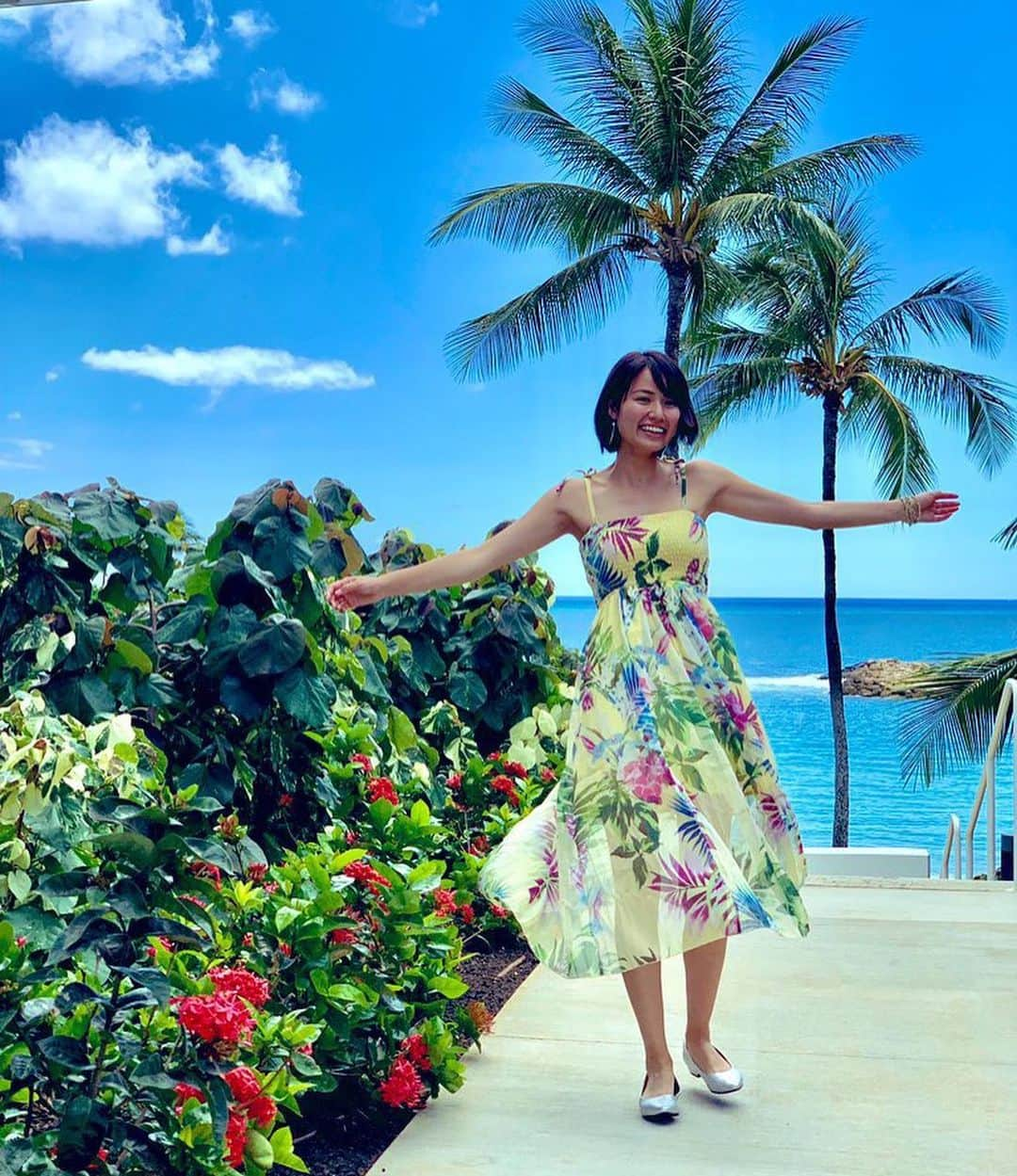 新谷あやかさんのインスタグラム写真 - (新谷あやかInstagram)「Hawaiiでも会話は基本的に英語で対応中！！ ・ 練習、練習💪 ・  日本語で話すより、より深い話出来るし、細かい注文出来るし、ハワイは日本語通じるって聞いてたけど、そうでもない気がする！🤔 .  というか、間違った英語でも寄り添うことが大事やね！！😆try try! ・  I'm speaking English even in Hawaii. ・  My English skill is improving everyday everytime because I am trying all the time.👅 .  I don't want to forget my memories that I studied hard in NZ. . ・  #新谷あやか #しんやあやか #shinyaayaka  #actress  #女優  #タレント  #英語 #english  #englishlesson #英語の勉強  #英語が好き  #hawaii  #ハワイ  #ハワイ旅行  #hawaiiwedding  #family #ハワイ結婚式 #muumuu  #ムウムウ  #aloha #アロハ #ノースショア」5月18日 8時39分 - shinya.ayaka