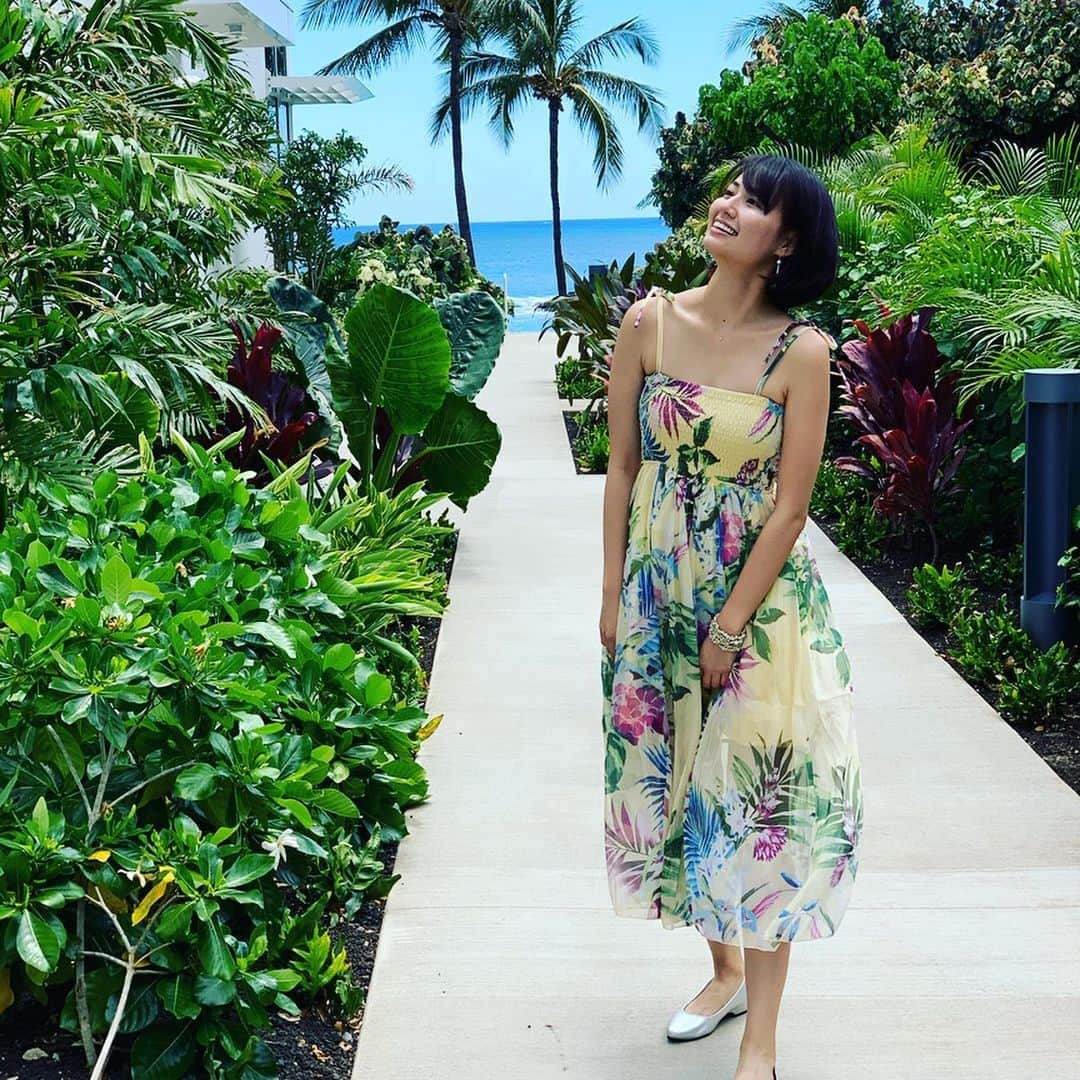 新谷あやかさんのインスタグラム写真 - (新谷あやかInstagram)「Hawaiiでも会話は基本的に英語で対応中！！ ・ 練習、練習💪 ・  日本語で話すより、より深い話出来るし、細かい注文出来るし、ハワイは日本語通じるって聞いてたけど、そうでもない気がする！🤔 .  というか、間違った英語でも寄り添うことが大事やね！！😆try try! ・  I'm speaking English even in Hawaii. ・  My English skill is improving everyday everytime because I am trying all the time.👅 .  I don't want to forget my memories that I studied hard in NZ. . ・  #新谷あやか #しんやあやか #shinyaayaka  #actress  #女優  #タレント  #英語 #english  #englishlesson #英語の勉強  #英語が好き  #hawaii  #ハワイ  #ハワイ旅行  #hawaiiwedding  #family #ハワイ結婚式 #muumuu  #ムウムウ  #aloha #アロハ #ノースショア」5月18日 8時39分 - shinya.ayaka