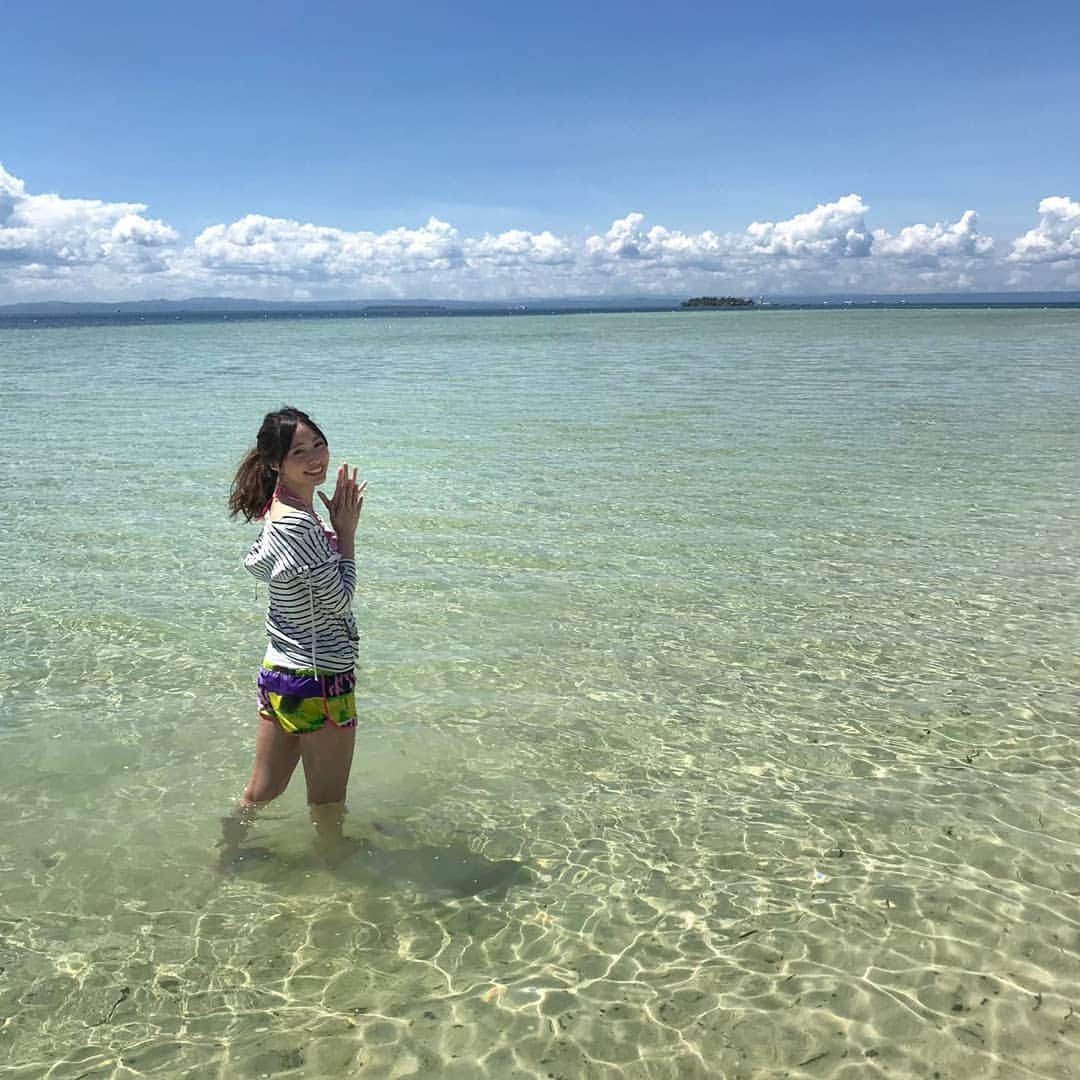 のインスタグラム：「* セブの海を思い出しながら、、 神戸でお仕事しています～💫 * 私がプロデュースしているブランド🏖️ ランギットカラーズ(@langitcorals) 大丸神戸店でPOP UP開催中です💟 今日と明日は私も店頭にいます🚩 * セブ島の美しい海、そこに住む方たちの優しい笑顔を守るために、、廃棄される材料をアップサイクルしてバッグやポーチなどの雑貨を作成しています⛵🌴⛵🌴 * #langitcorals #ランギットカラーズ #エシカル #フェアトレード #アップサイクル #zesto #セブ島 #海 #自然 #環境 #♻️ #upcicle #cebu #sea #lovetheearth」