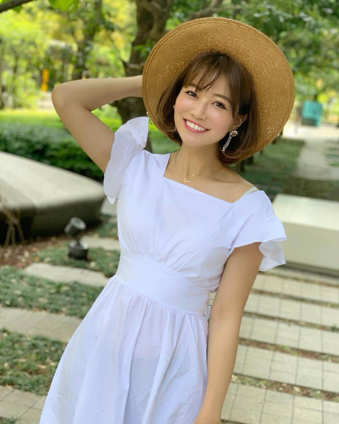 のインスタグラム：「おはよん🥺💕 . やっと週末ですね✨ 今日は撮影3本🤭✨お仕事があるのはありがたいことです😭✨ . 先取り夏コーデ💁‍♀️👗✨ . dress... #17kg #イチナナキログラム  shoes... #zara #ザラ earrings... @lotus_design_official  hat... @acym_official . lotusの可愛いピアスが届いたのでそれに合わせて夏コーデしてみました👗💕 . 今日もみなさんにとって素敵な笑顔溢れる日になりますように💕 . #夏コーデ #コーディネート #白ワンピ #韓国ファッション #koreanfashion #韓国購入品 #韓国旅行 #여행스타그램 #여행 #팔로미 #팔로우미 #롯데월드타워 #プチプラ #プチプラコーデ #韓国好き #夏服コーデ #休日 #休日コーデ #カジュアルコーデ #casual #リゾート #海 #韓国好きな人と繋がりたい #lotus_design_official」