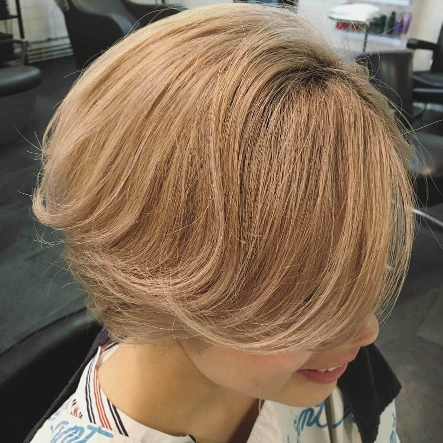 ヘアーサロン ソシエ [公式] さんのインスタグラム写真 - (ヘアーサロン ソシエ [公式] Instagram)「ソシエヘアーのカラーリングを紹介します。 ・ ブロンド系のバレイヤージュで、エレガントなスタイルに！ ・ ブロンドカラーがより髪に上品な艶を与えます。 ・ #ソシエヘアー#ジャックモアザン#ジャックモアザン表参道 #ソシエ#ヘアー#美容室#美容院#美容 #似合わせカラー#似合わせカット #ヘアスタイル#ヘアアレンジ #外国人風カラー#グラデーションカラー#ショートヘア #ハイライト#立体感#ワンカラーでは出せない #バレイヤージュ#グレージュカラー#ベージュカラー #ペールカラー#ハイトーンカラー#ケアブリーチ #ナチュラルハイライト#ファイバープレックス」5月18日 8時51分 - socie_hair_official