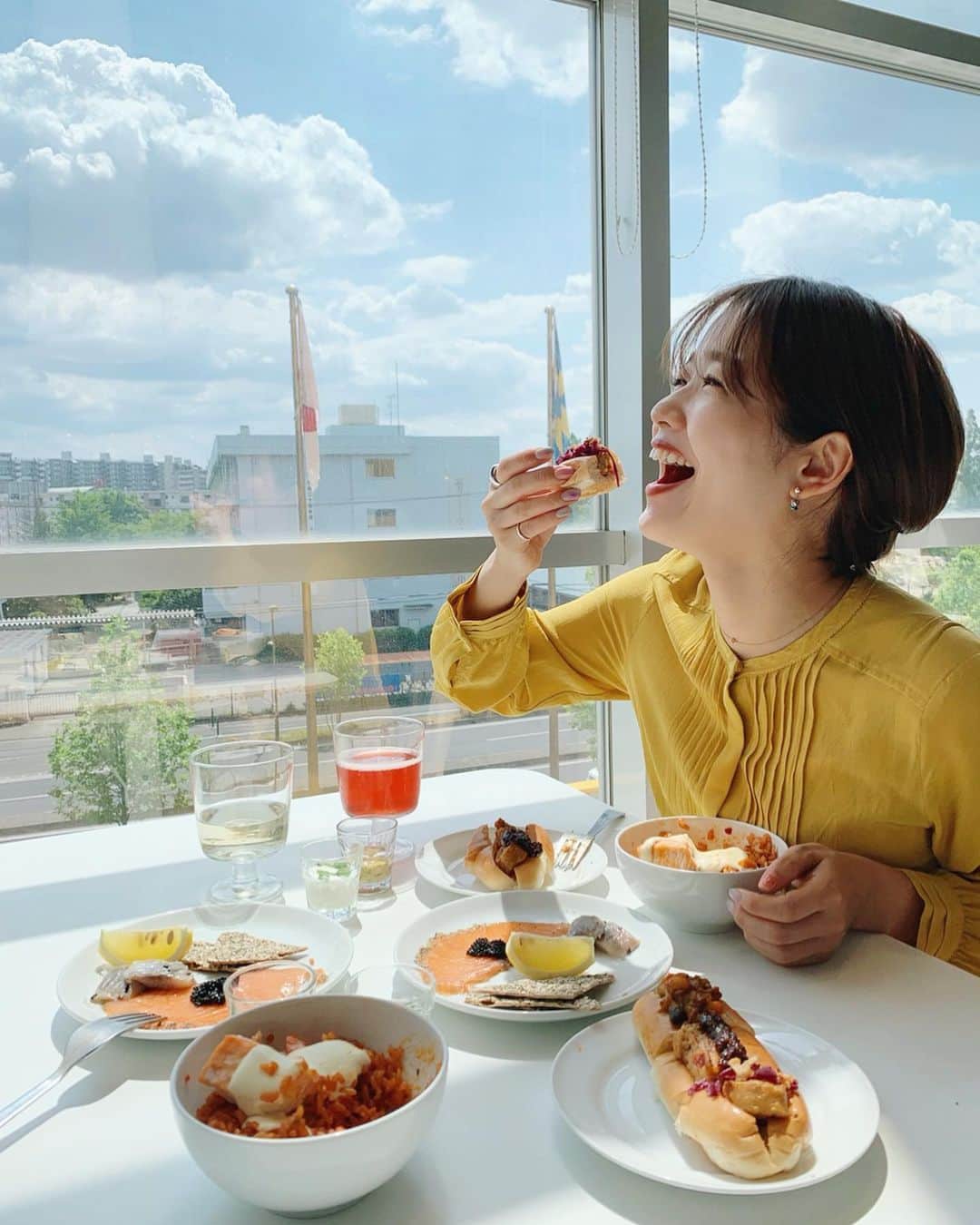 猪鼻ちひろのインスタグラム：「(再投稿ごめんなさい🥺🙏🏻) 知れば知るほど好きになるIKEA﻿🌭 サステナビリティ・キャンペーンの発表会に行ってきました🇸🇪 ﻿ サステナビリティとは環境や経済や社会のバランスを考え、 世の中全体を持続可能な状態にしていく考え方のこと。 ﻿ 発表会で初めて知ったことは、IKEAは最先端の方法で細部までサステナブルを意識していて、環境や社会への配慮を心がけているということ。  より持続可能により良い暮らしが実現するよう 気軽に取り入れられることを提案していて、﻿ 例えば、CO2削減や省エネをサポートする商品やサービスを紹介していたりします。﻿ ﻿ 脱プラスチックを実現できるシリコンカバーもいいなと思ったし、そんな風に考えられて作られたものが沢山あると知って もっと好きになったし、使いたいと思いました☺️﻿ ﻿ ちなみに、サーモンが乗ったキムチチャーハンが美味しくて お気に入り🤤🍚ぺろりと﻿完食❣️ ﻿ サステナブルな暮らしの参考になる新しいアプリ﻿ #Betterliving もリリースされたので要チェック ✔️ #BetterWorldStartsAtHome#イケア#サステナブルライフ#プラントベースドフード #PR#IKEA」