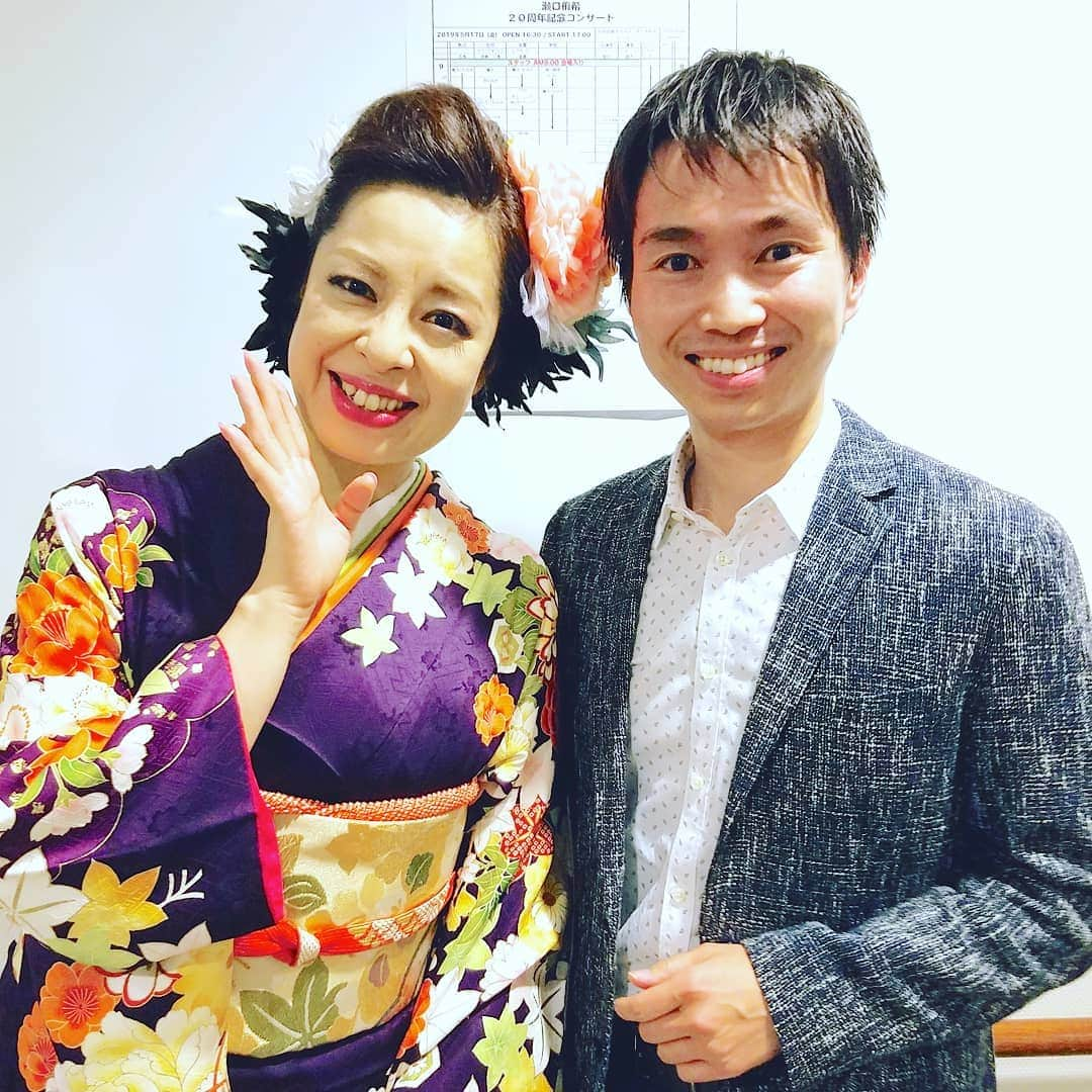 古村勇人さんのインスタグラム写真 - (古村勇人Instagram)「昨日は、演歌歌手・瀬口侑希さんの20周年記念コンサートへ。ディナーショーにゲスト出演して頂いて以来、3年ぶりの再会！瀬口さんは歌が本当に上手くて、トークも最高。2時間半に渡って全24曲を熱唱する圧巻のステージでした。『ごきげん歌謡笑劇団』でおなじみだっただけあり、全国各地から700人の方が集結したのは、彼女の人望と20年の歩みの賜物です。またいつか「おわら風の盆」をテーマに共演したいですね。瀬口さん、この度は本当におめでとうございました。新曲『須磨の雨』のヒットをお祈りしております！  #古村勇人 #瀬口侑希 #演歌 #歌手 #演歌歌手 #コンサート #ディナーショー #ホテルニューオータニ高岡 #ニューオータニ高岡 #歌 #トーク #ステージ #ごきげん歌謡笑劇団 #全国各地 #おわら風の盆 #越中八尾おわら風の盆 #越中八尾 #富山県八尾町 #風の盆恋歌 #須磨の雨 #日本クラウン #クラウンレコード #文化放送 #走れ歌謡曲 #渋谷区文化総合センター大和田さくらホール #渋谷区文化総合センター大和田 #渋谷区文化総合センター #さくらホール #渋谷 #東京」5月18日 9時00分 - hayato.furumura