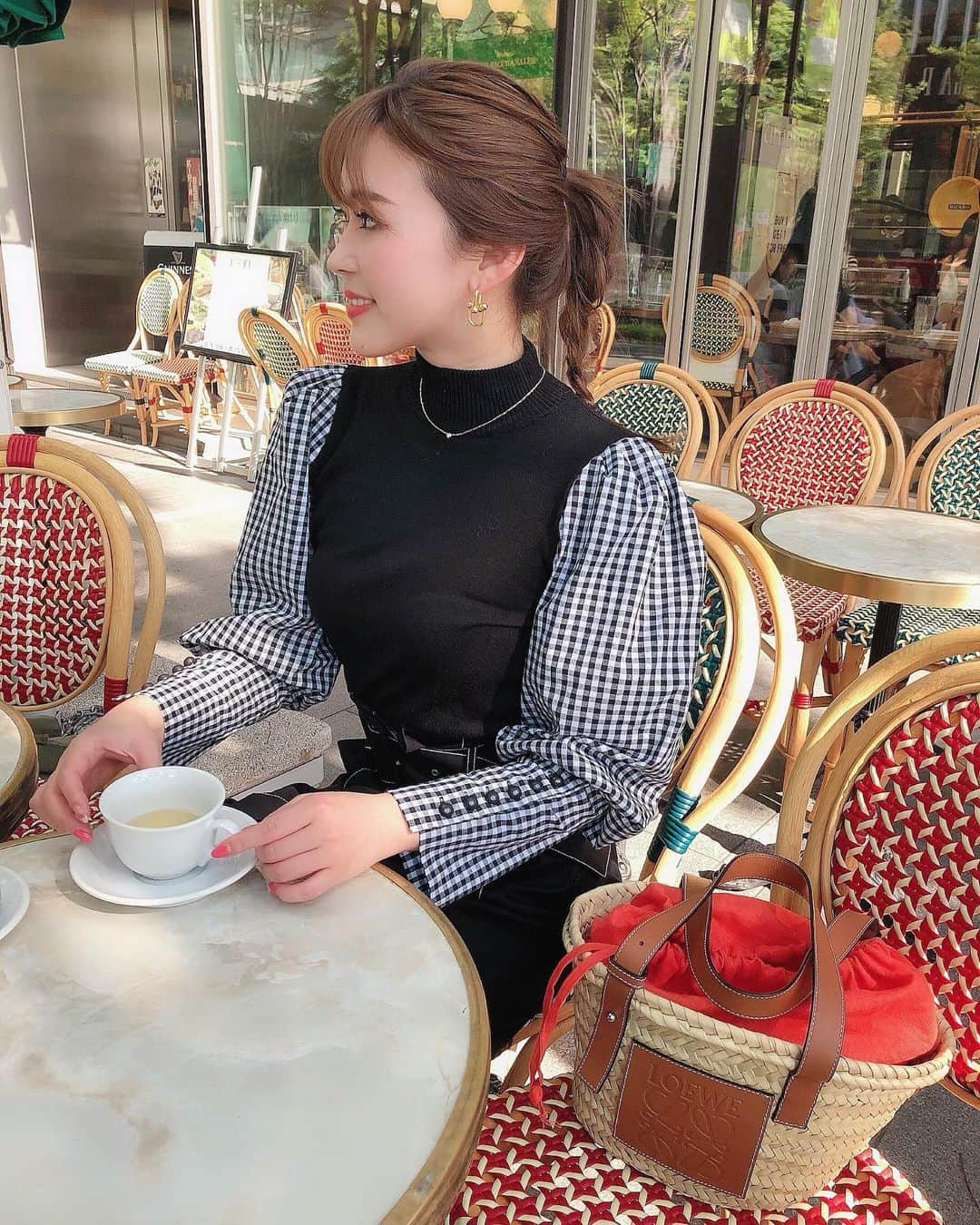 藤川沙弥のインスタグラム：「この時期のテラス席が好きすぎて𓆸*ﾟ﻿ ﻿ 質問頂いてました﻿ パフスリーブが可愛いtopsは﻿ @showme_select です𓂃♥﻿ ﻿ これほんと形が可愛すぎ‼︎﻿ ヘビロテする🥺♥️♥️♥️﻿ ﻿ ﻿ @loewe のカゴバッグは 中にリネン生地の巾着を入れてて 気分で色を変えて使ってまする🙆🏻‍♀️」