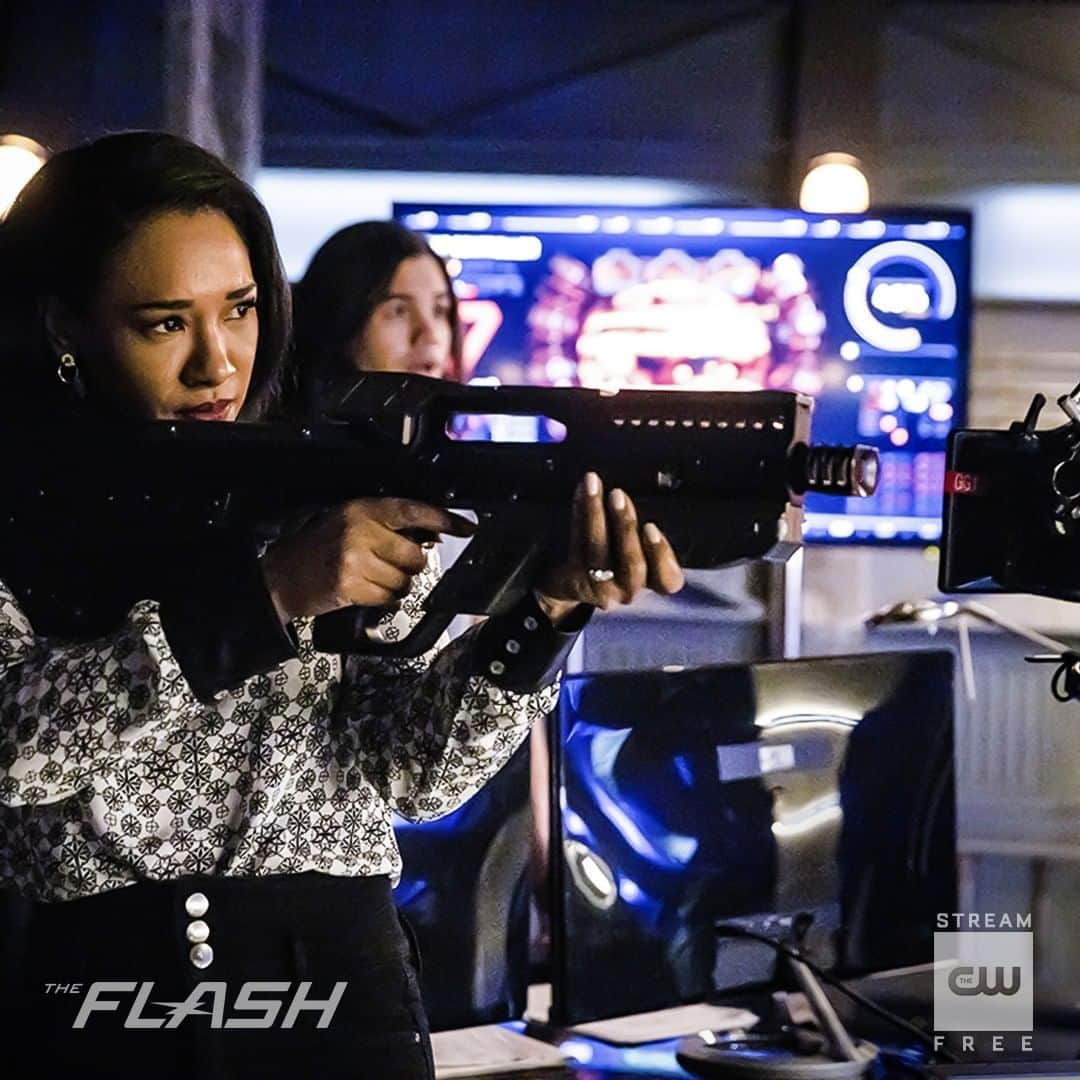 The Flashさんのインスタグラム写真 - (The FlashInstagram)「She's not afraid to get her hands dirty. Stream #TheFlash's season finale: Link in bio.」5月18日 9時00分 - cwtheflash