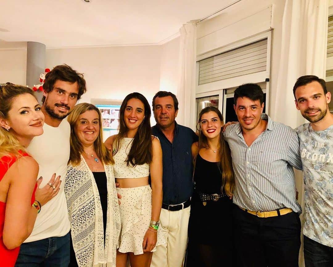 ギド・ページャのインスタグラム：「La foto no es nueva pero quiero agradecerle a toda mi familia que vino hasta Roma a festejar mi cumpleaños, ya el número 29. Hace más o menos 17 años que no lo pasaba con ellos así que fue muy especial!. GRACIAS Chucho y Taitan por estar tmb! No se me ocurrió sacar foto de hoy pero aprecio mucho que estén acá.」