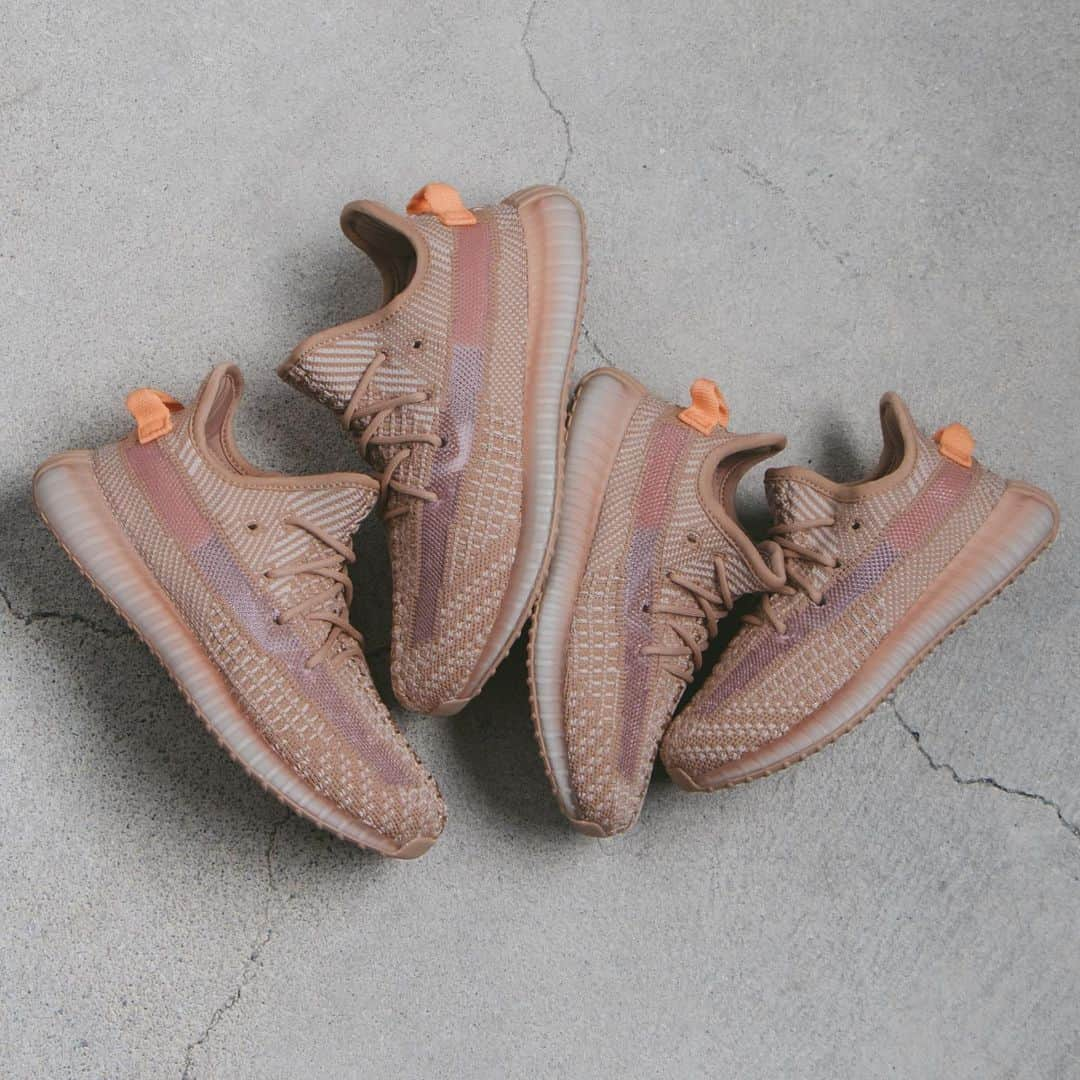 Sneaker Newsさんのインスタグラム写真 - (Sneaker NewsInstagram)「Bite-sized Yeezy 350 v2 “Clay” officially returns tomorrow at select stores worldwide. For a full store list, tap the link in our bio. 📸: @livestockcanada」5月18日 8時58分 - sneakernews