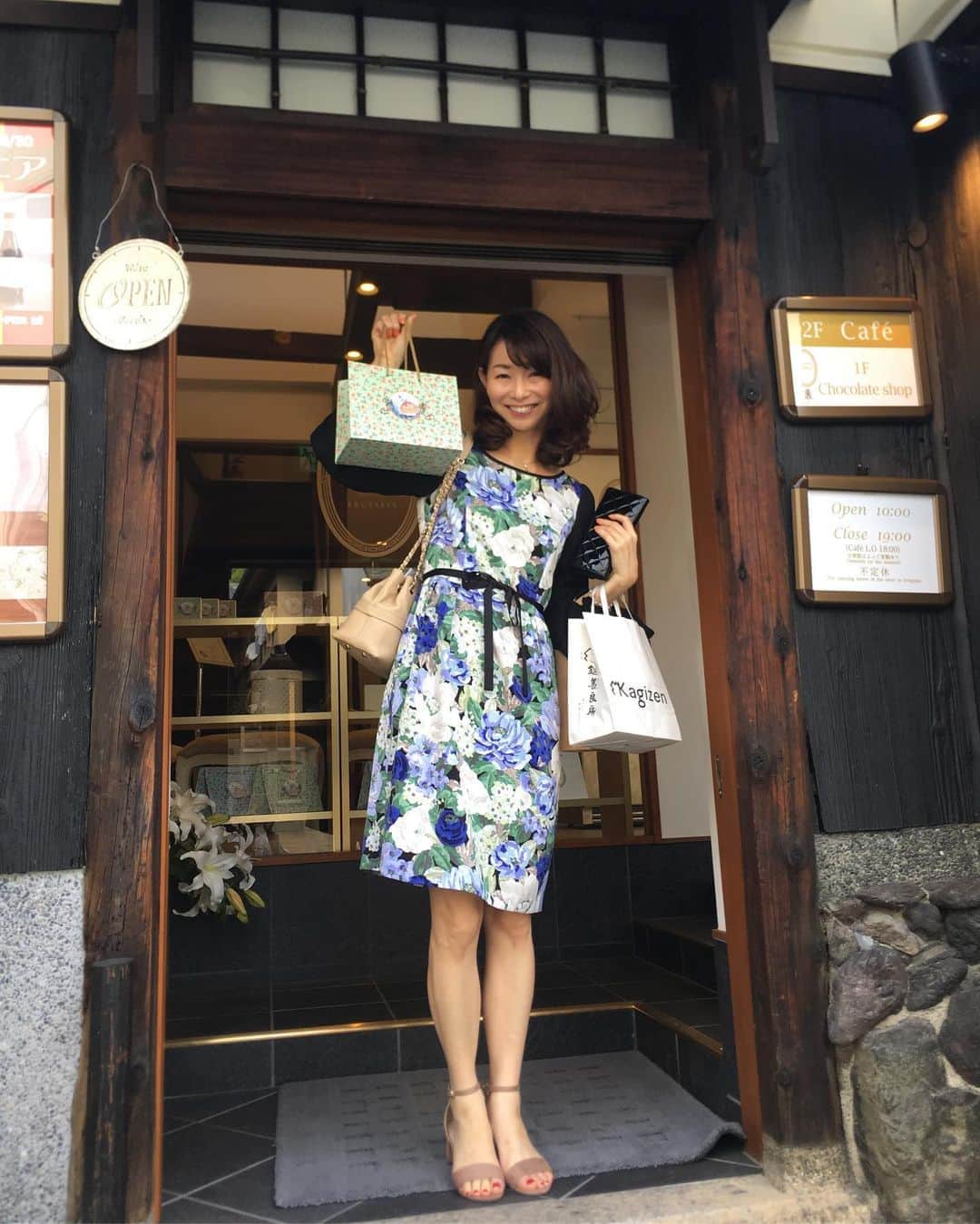 荒生暁子さんのインスタグラム写真 - (荒生暁子Instagram)「高台寺から八阪神社へ。 ベルギー王室御用達の高級チョコレート 「マダムドリュック」や 老舗鰻茶漬け「かね正」さんに立ち寄る。 #京都旅行 #京都グルメ #京都観光」5月18日 9時06分 - akikoarao0904