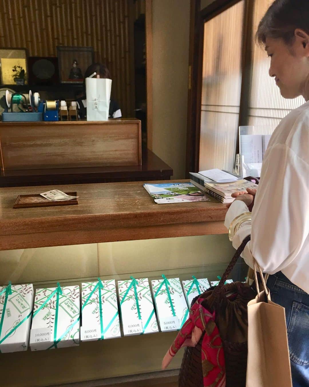 荒生暁子さんのインスタグラム写真 - (荒生暁子Instagram)「高台寺から八阪神社へ。 ベルギー王室御用達の高級チョコレート 「マダムドリュック」や 老舗鰻茶漬け「かね正」さんに立ち寄る。 #京都旅行 #京都グルメ #京都観光」5月18日 9時06分 - akikoarao0904