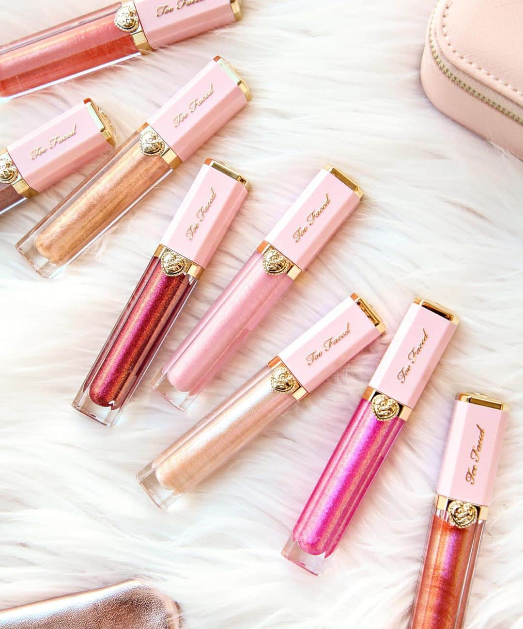 Too Facedさんのインスタグラム写真 - (Too FacedInstagram)「LUXURY on your lips 💋 Capture a mirror-like shine with our Rich & Dazzling Lip Gloss, available in 8 NEW shades @debenhams! #tfnaturallust #toofaced」5月18日 9時06分 - toofaced