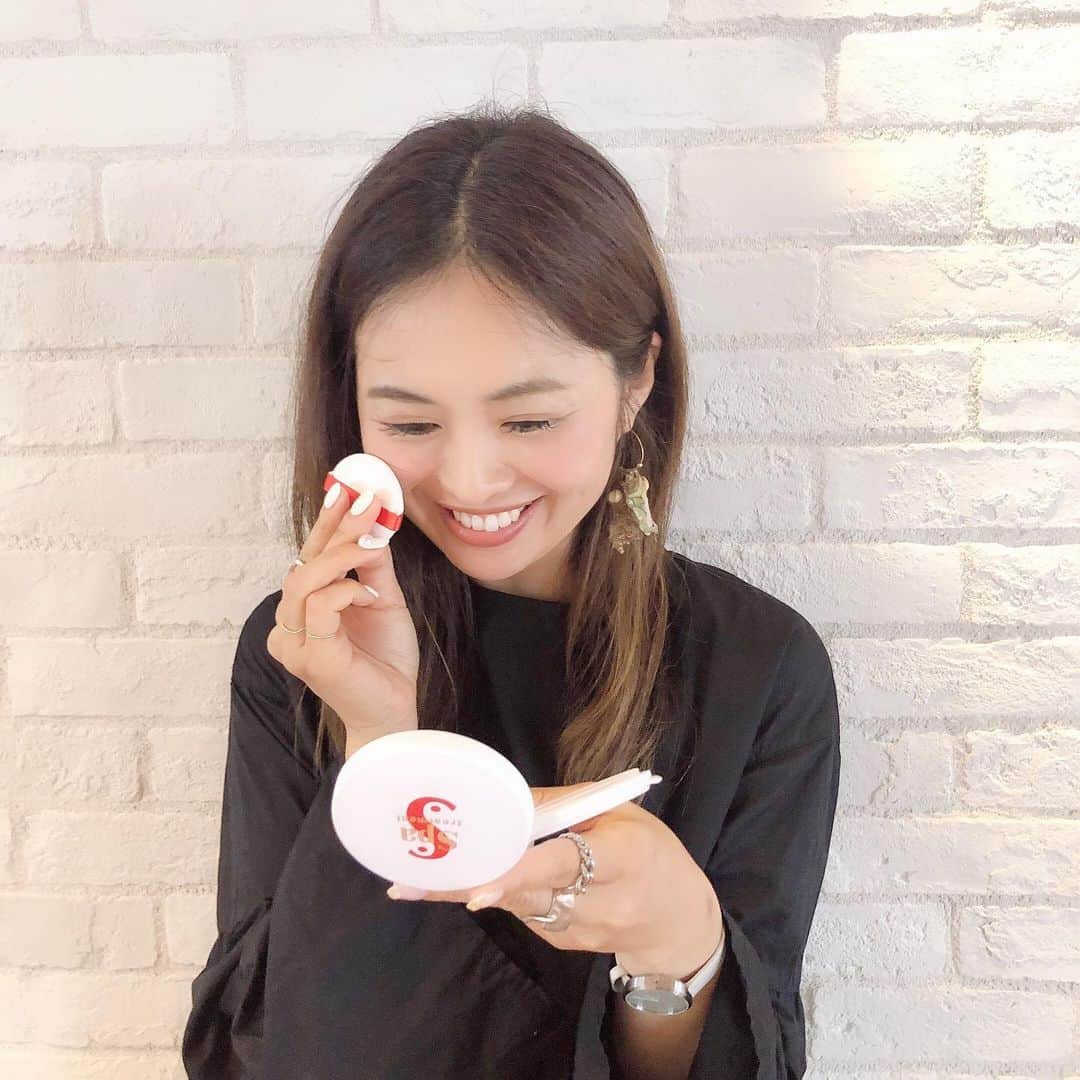 manamisotayutaさんのインスタグラム写真 - (manamisotayutaInstagram)「#メイク事情 💗  @spatreatment.jp  #スパトリートメント の#hasクッションファンデーション ❤︎❤︎❤︎ 乾燥肌で季節の変わり目は特に乾燥が気になって💦  クッションファンデは少量でもよく伸びてなじむからすごく好き💗  HAS"ヒト由来幹細胞エキス" が入っているからスキンケアにもなるよー✨  下地もパウダーもいらないし、簡単にツヤ肌に仕上がるよ♪  忙しい朝もさっと塗れるのに、くずれにくいし💗  透明感のある仕上がりすごくいいーっっ✨✨✨ 紫外線対策もバッチリだから今の季節にもぴったりだよ❤️ ＊ ＊ ＊  #HASクッションファンデーション  #肌ツヤ#肌の透明感#肌の潤い　 #肌のくすみ#肌の色ムラ#毛穴#肌の乾燥　#ヒト脂肪由来幹細胞#エアクッションパウダー#立体３Dパウダー #セラミドポリマー#HAS #spatreatment  #spabeaute#スパボーテ　#肌の悩み #cosmetics #コスメ#メイク#メイク好きな人と繋がりたい」5月18日 9時07分 - manamisotayuta