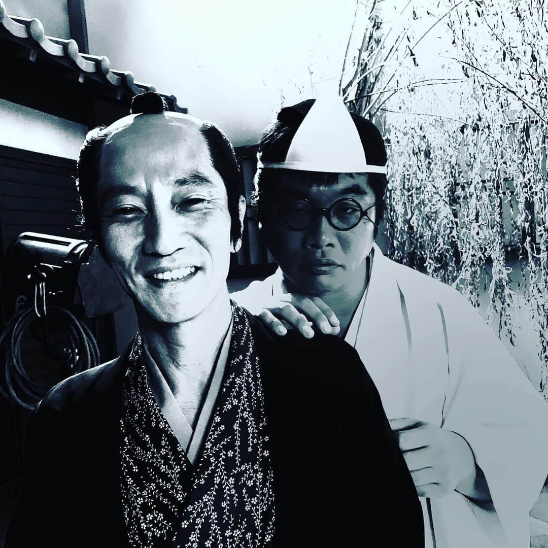 松尾諭のインスタグラム：「心霊写真。 #やじきた #津田寛治 #bsテレ東」