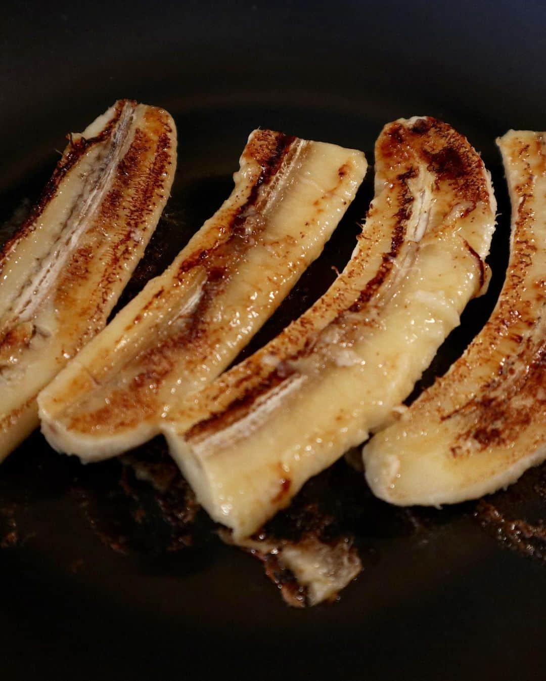 草間淑江さんのインスタグラム写真 - (草間淑江Instagram)「おはようございます！ ５月１８日の朝は、焼きバナナチーズトースト、レタスと卵のスープです。 催事で購入した山形のボーションドブレ（Beau Champ de Ble）と言うパン屋さんのマスカルポーネとチーズのパンに焼いたバナナをのせたパン。 バナナを焼いてのせただけなのになんでこんなに美味しいのー♫ パンもふわふわで美味しかったです。 １枚で満足出来るボリューミーなパン。 ご馳走様でした。  さて、晴れて清々しい東京です。 一番気持ちが良い気候。 皆さまが素敵な週末になりますように❤️ #朝食#土曜日の朝#焼きバナナトースト #クリームチーズ#のっけパン#ボーションドブレ #レタスと卵のスープ」5月18日 9時11分 - yoshie_kusama