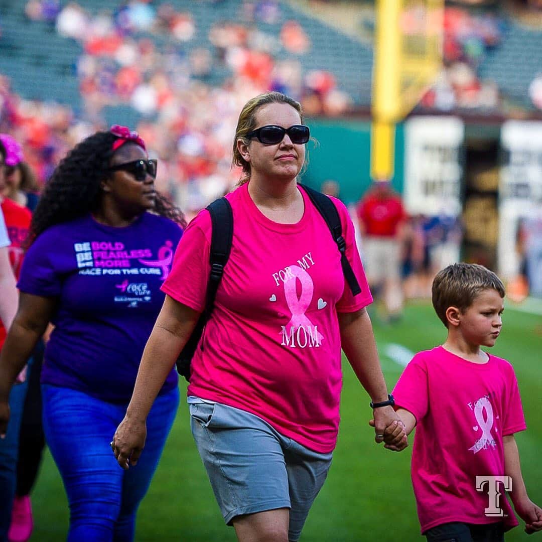テキサス・レンジャーズさんのインスタグラム写真 - (テキサス・レンジャーズInstagram)「#TogetherWe honor breast cancer survivors throughout the DFW area! 💕 @susangkomen」5月18日 9時29分 - rangers