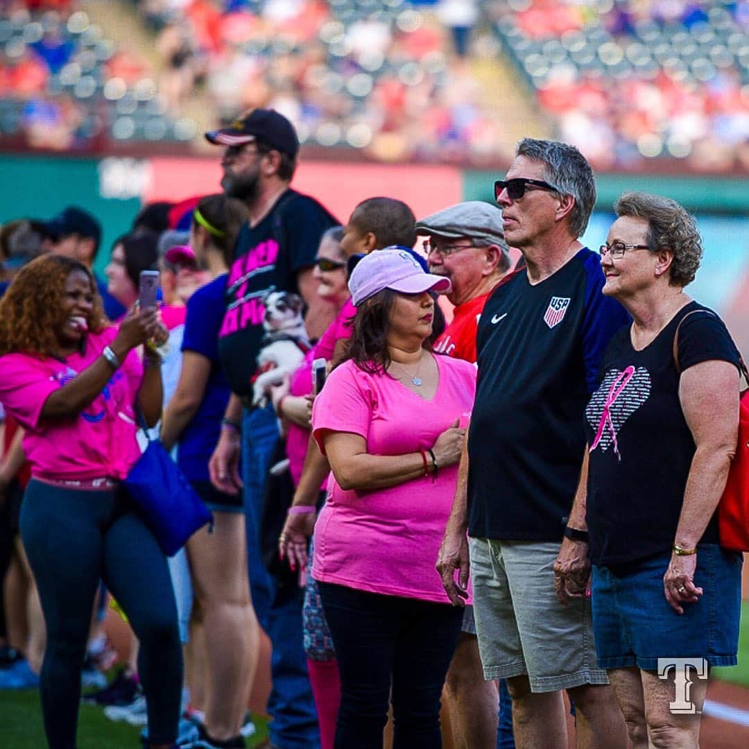 テキサス・レンジャーズさんのインスタグラム写真 - (テキサス・レンジャーズInstagram)「#TogetherWe honor breast cancer survivors throughout the DFW area! 💕 @susangkomen」5月18日 9時29分 - rangers