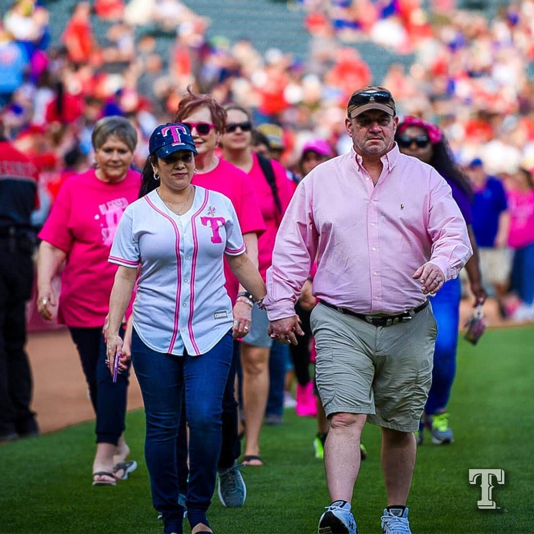 テキサス・レンジャーズさんのインスタグラム写真 - (テキサス・レンジャーズInstagram)「#TogetherWe honor breast cancer survivors throughout the DFW area! 💕 @susangkomen」5月18日 9時29分 - rangers