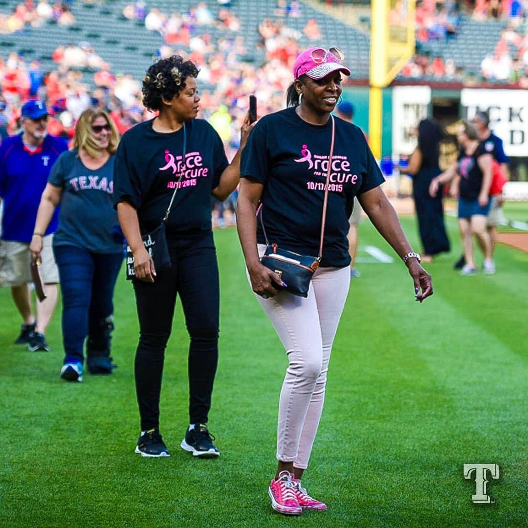 テキサス・レンジャーズさんのインスタグラム写真 - (テキサス・レンジャーズInstagram)「#TogetherWe honor breast cancer survivors throughout the DFW area! 💕 @susangkomen」5月18日 9時29分 - rangers