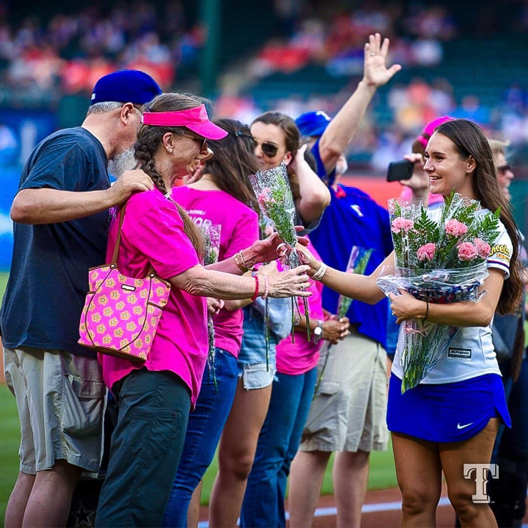 テキサス・レンジャーズさんのインスタグラム写真 - (テキサス・レンジャーズInstagram)「#TogetherWe honor breast cancer survivors throughout the DFW area! 💕 @susangkomen」5月18日 9時29分 - rangers