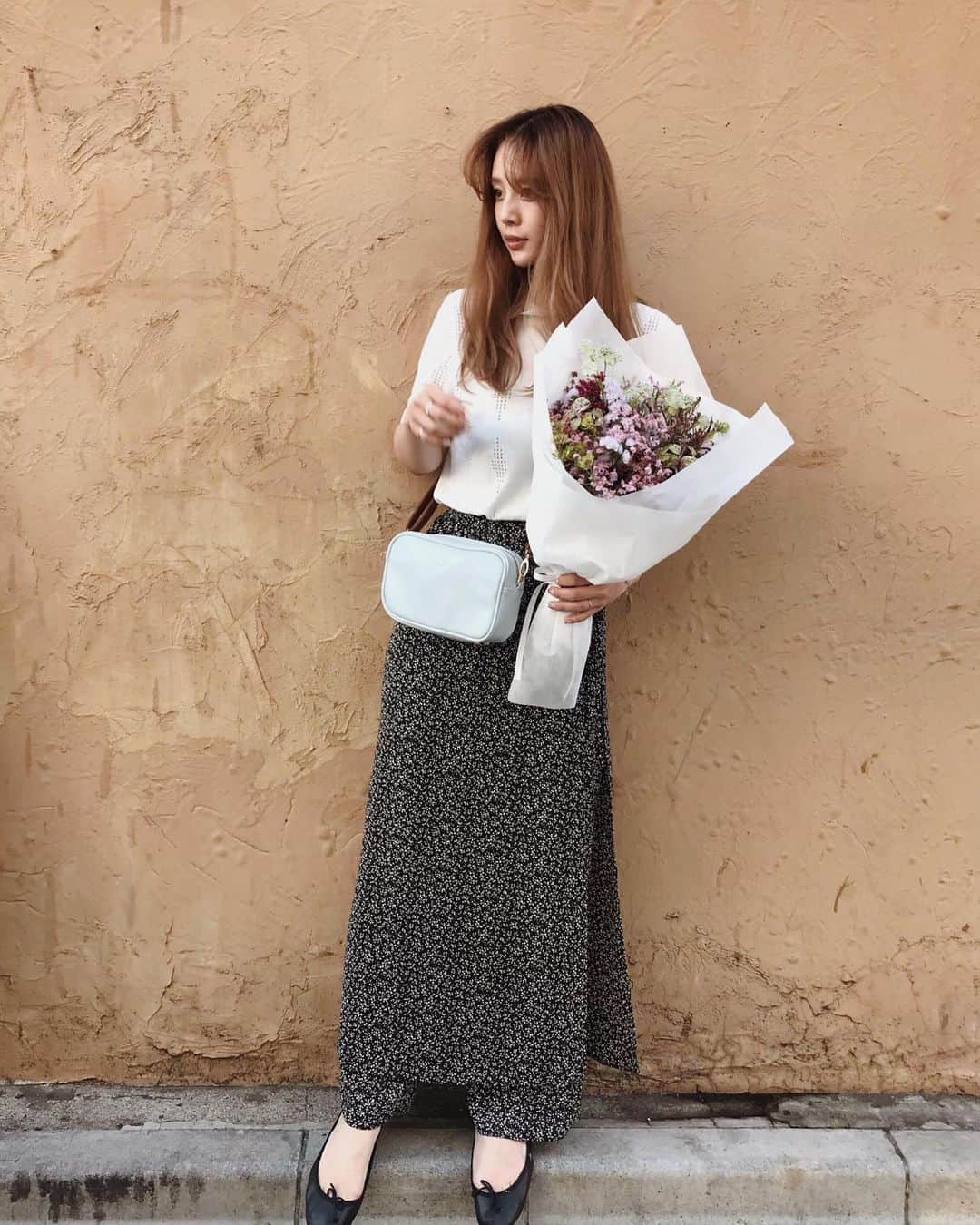 目見田早弥子のインスタグラム：「| coordinate 新しくgetしたパンツがお気に入り◯ 巻きスカートに見えて キュロットのようになっているので動きやすくて良い！ (ちびさやを追いかけやすい👶🏻) RUBYのショルダーはこれひとつあると 全体を明るくしてくれる🍨」