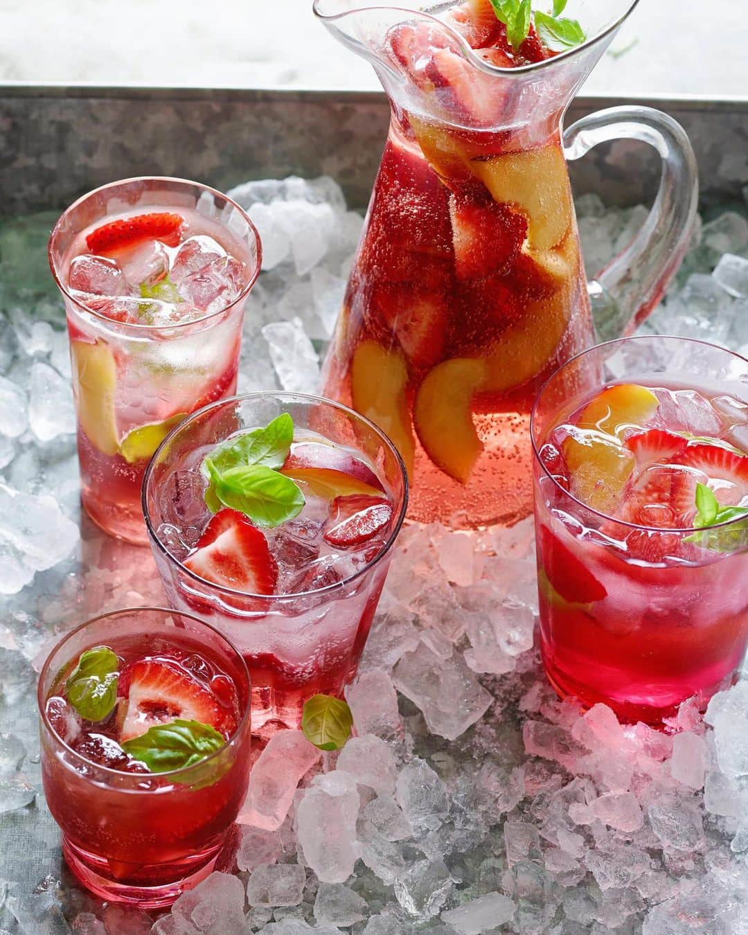 Gaby Dalkinさんのインスタグラム写真 - (Gaby DalkinInstagram)「Strawberry + Peach Rosé Sangria is basically guaranteed to make your weekend extra special!! Recipe in the archives on the blog!!」5月18日 9時32分 - whatsgabycookin