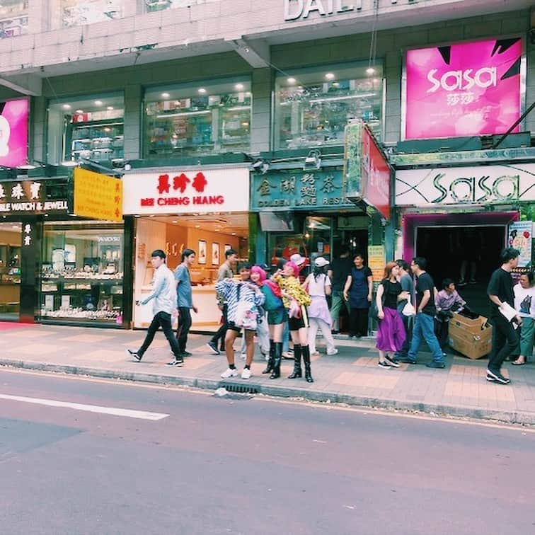 AYAさんのインスタグラム写真 - (AYAInstagram)「Hi~ from HONG KONG📍  #KENZOTALITOUR  It is our first time in Hong Kong. 🇭🇰❣️❤️ はじめての香港、予想外に暑くてビックリしたけど 一瞬で好きになりました。 嬉しい撮影もして、充実な滞在でした。 スーパーローカルなお店で食べた雲呑麺が美味し過ぎた！」5月18日 9時38分 - ayaxxamiaya