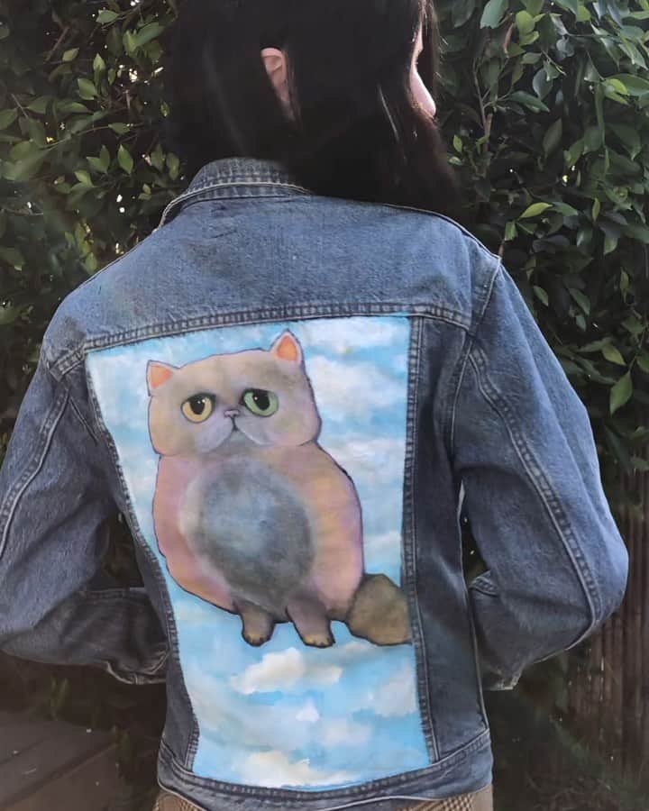 アリソン・ハーバードのインスタグラム：「just added 2 more hand painted jackets to my Etsy shop (link in bio) ...check my story to see the other one 🐱💕」