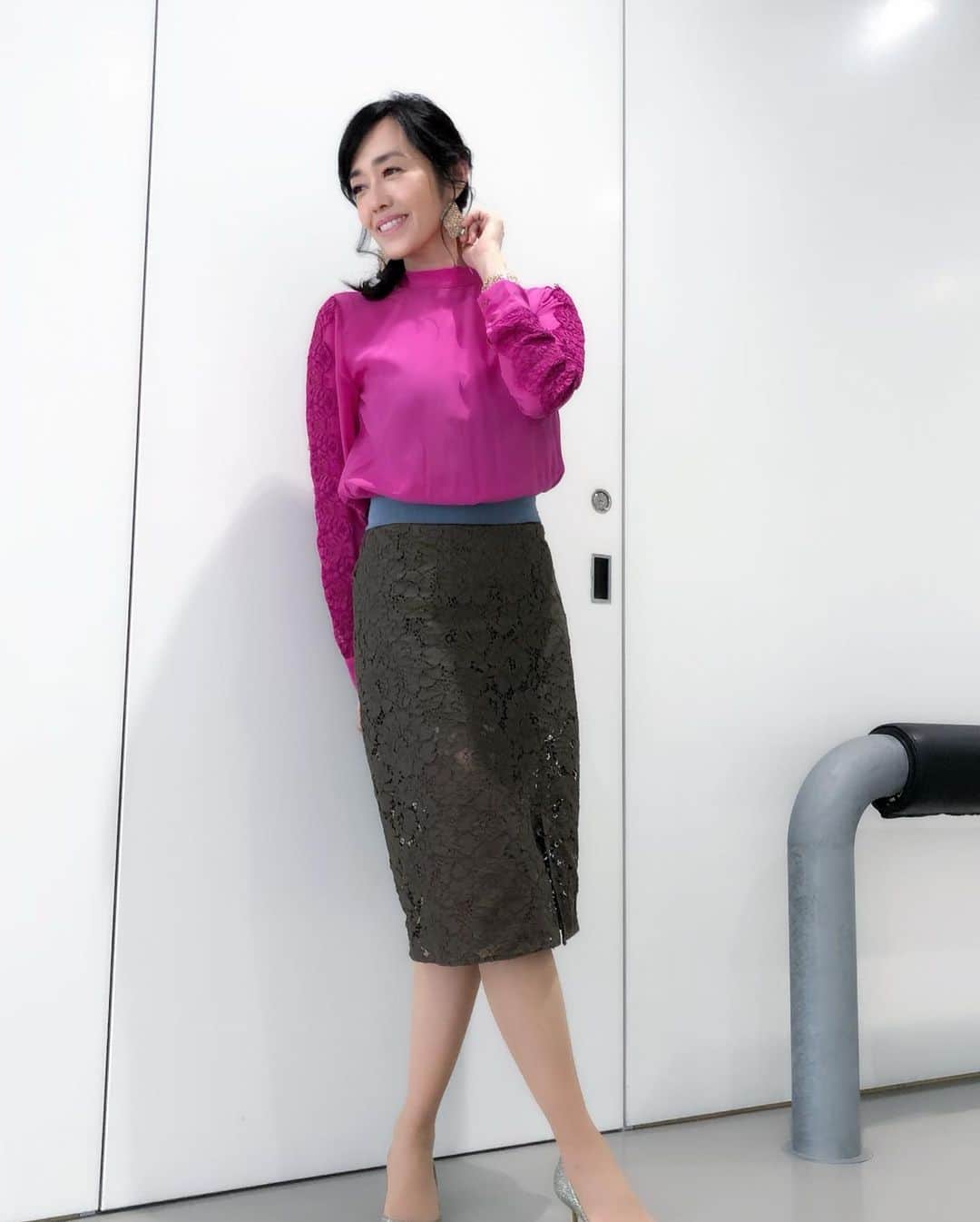 早見優さんのインスタグラム写真 - (早見優Instagram)「昨日は、テレビ番組の収録でした。詳しいことはオンエアが近くになったらまた、報告します⭐️ 衣装は、トップスは、濃いピンクの肩出しブラウス。 後ろのタイが可愛い！ スカートは、カーキ色のレースでシルエットはタイト。 #pinko #fashion  #shockingpink  #fuchiapink  #tightskirt」5月18日 9時48分 - yuyuhayami