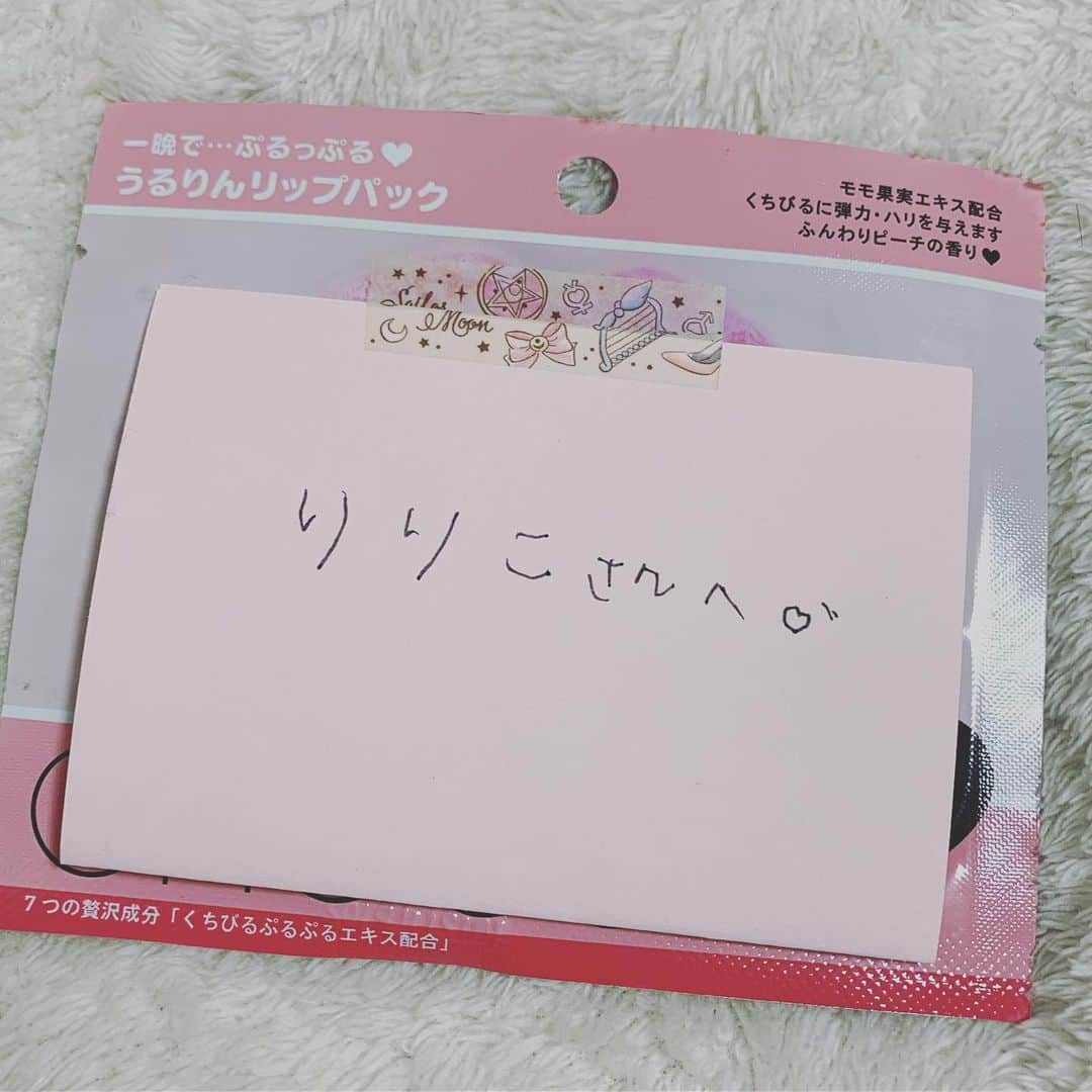 七瀬りりこさんのインスタグラム写真 - (七瀬りりこInstagram)「エリザベート役のちゃぴ(愛希れいかちゃん)と母の日に 今日は母の日だねー！ って話をしていたら、、、💌💋 お手紙と唇パックくれました❤️ そう！！私はエリザベートの家庭教師役なのです！ だから私もエリザベートを育てた、、？？と、思う笑笑  子供っぽい字にしたくて頑張って左手で書いてくれたんだそう👧  しかし、シシィはこの時15歳くらい、、って普通に字書けますね！笑笑 って2人で笑いました🤣  あー可愛いなぁ💕 可愛くて舞台上で怒れなくならない様に気をつけます😜  #エリザベート #ちゃぴ #愛希れいか ちゃん #家庭教師 #シシィ #母の日 #唇パック #お手紙 #ありがとう #帝国劇場 #ミュージカル #宝塚 #95期 #93期 #七瀬りりこ」5月18日 15時19分 - ririkonanase