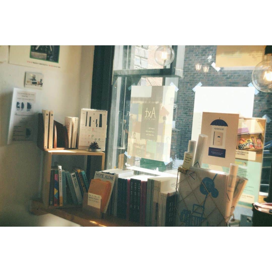 チョン・リョウォンさんのインスタグラム写真 - (チョン・リョウォンInstagram)「. Books. Coffee. Friends. Repeat-」5月18日 15時21分 - yoanaloves