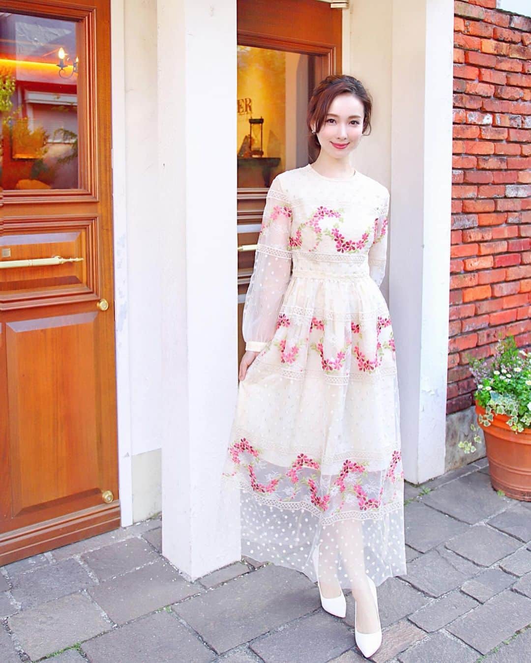 のインスタグラム：「🧸🌷🧸﻿ ﻿ 高品質.ボーダー花刺繍レースロングドレスワンピース👗✨﻿ ﻿ お花の刺繍がボーダー状にデザインされた可愛いロングワンピース❤️﻿ ﻿ アーム部分はシースルーで女性らしさを演出してくれます♡モントレゾールおすすめの高品質セレクトワンピースです✨﻿ ﻿ 発売後すぐに大人気を頂き、﻿ すでに欠品サイズが出ておりますが﻿ 今月末に再入荷を予定しております🥰✨﻿ . 身長163cm Sサイズ着用 . ︎︎︎︎︎︎☑︎dress﻿ @montresorsaki  #montresor #モントレゾール #montresorsaki﻿ ﻿ ┈┈┈┈┈┈┈┈┈┈┈┈┈┈┈┈﻿ ﻿ #セレクトショップ #selectshop #ネット販売 #通販 #高品質 #インポート #インポートセレクトショップ #刺繍ドレス #刺繍ワンピース #お茶会コーデ #観劇コーデ #dress #dresscode #dressshop」