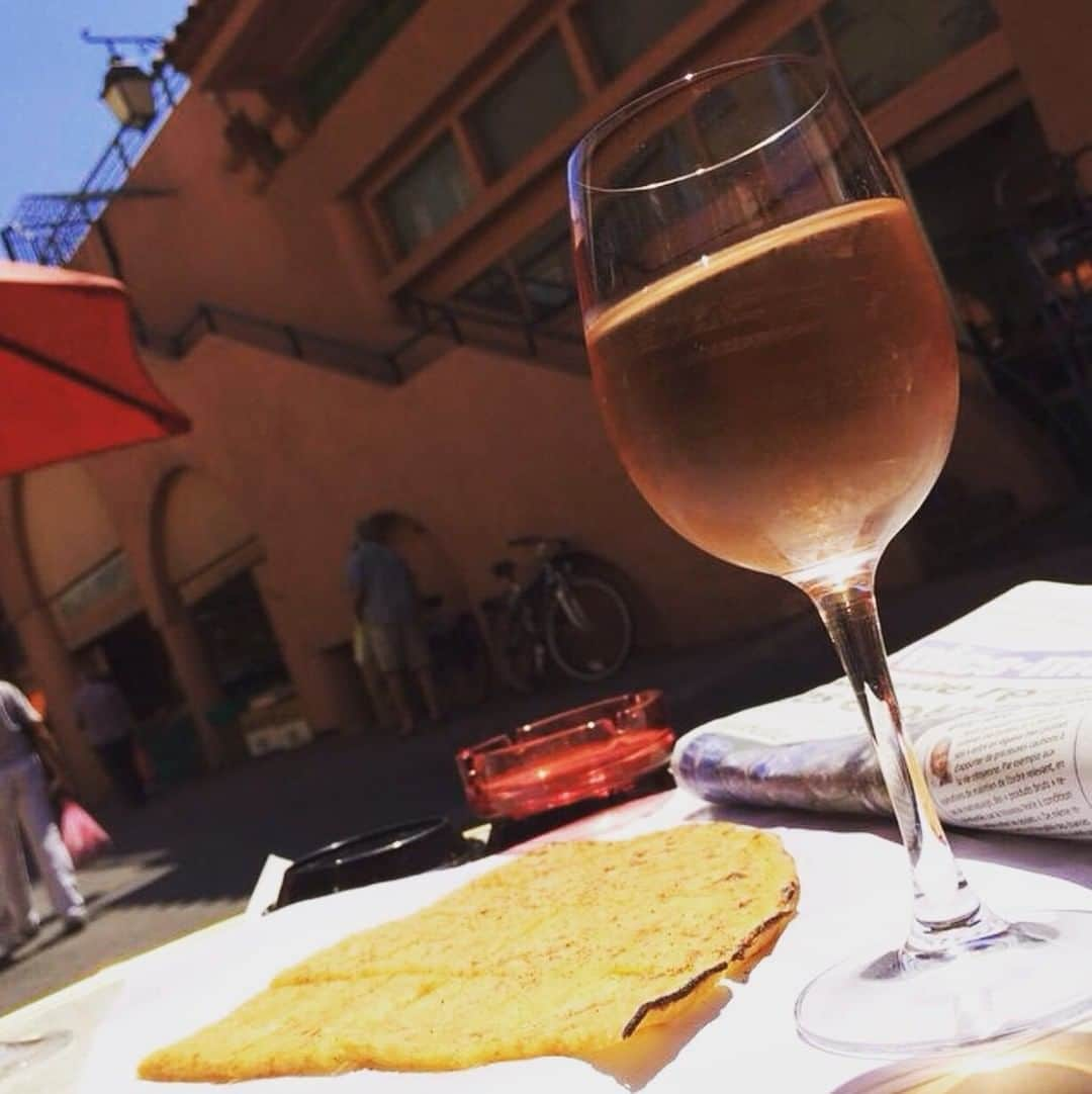 フランス大使館さんのインスタグラム写真 - (フランス大使館Instagram)「【今日の一皿🍴】南仏ニースの郷土料理「ソッカ」をご存知ですか？ヒヨコ豆の粉を使い、表面をカリッと焼いたクレープです🐤。映画祭が開催中のカンヌにある、歴史ある美しい市場、フォルヴィル市場でも食べることができますよ🔥 ☀️ @villecannes @marcheforville  Photos : @soccannes 🍴 Dans l'assiette : spécialité Niçoise, la Socca est une petite galette, moelleuse et croustillante, à base de farine de pois chiches. On peut également la déguster à #Cannes dans l’un des marchés historiques de la ville : le @marcheforville. 🔥 ☀️ Photos : @soccannes」5月18日 10時00分 - ambafrancejp