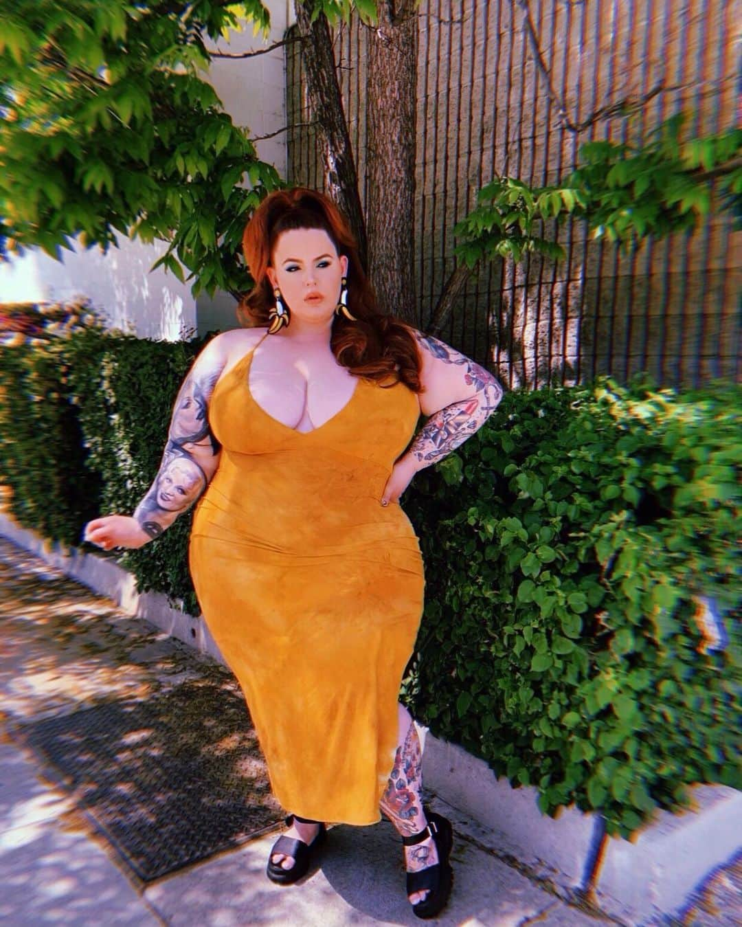 テス・ホリデーさんのインスタグラム写真 - (テス・ホリデーInstagram)「Eyes on the prize 🏆 Wearing the ‘Keep Your Groove On Midi Dress’ by @fashionnovacurve in a 3x 🍌」5月18日 10時01分 - tessholliday