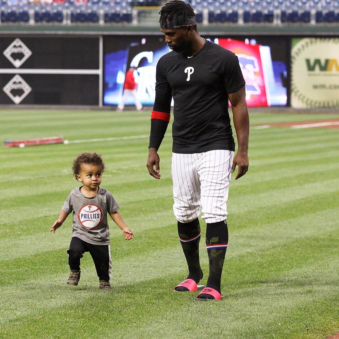 MLBさんのインスタグラム写真 - (MLBInstagram)「Cutch had to homer for his biggest fan. 😍」5月18日 10時00分 - mlb