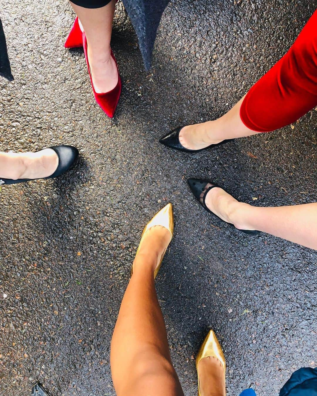 プリティ・リトル・ライアーズさんのインスタグラム写真 - (プリティ・リトル・ライアーズInstagram)「Guess whose shoe. 👠 #PLLThePerfectionists」5月18日 10時05分 - prettylittleliars