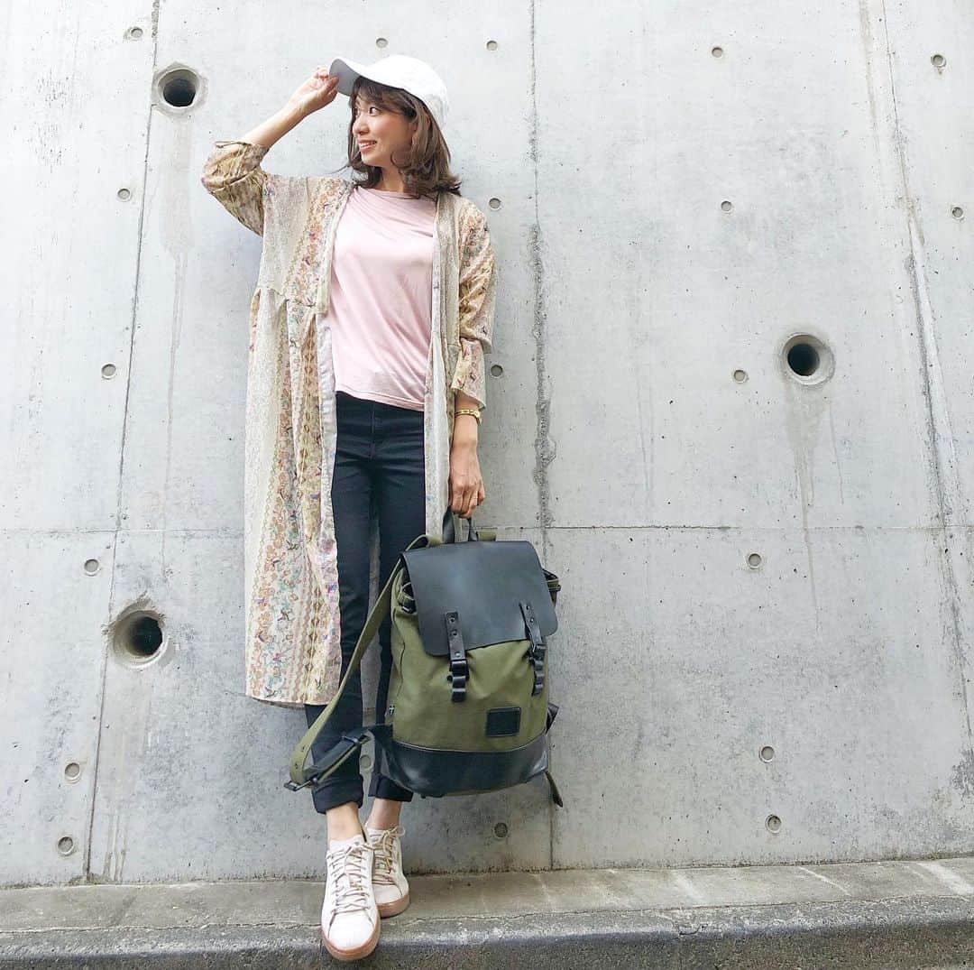 筧沙奈恵さんのインスタグラム写真 - (筧沙奈恵Instagram)「pink×olive ・ 幼稚園の遠足コーデ♪ ・ Tシャツ×スキニーに、 @ciroi_official のカーデをサラリと❤️ ・ くすみピンクとオリーブカラーの落ち着いた色同士の組み合わせは、イエベ秋の私が得意な色合わせ✨ ・ 幼稚園最後の遠足ということで、ママ友とも「これで最後の遠足だねー。」としみじみ😢 ・ 年長の恒例行事、親子リレーも本気で参加！久々に全速力で走りました🏃‍♀️笑 ・ 解散後も水遊びをしたり、夜ご飯を一緒に食べたりと、朝から晩まで遊び倒しました😍 ・ #outer #ciroi #シロイ #tops #AKTE #アクテ #pants #AKTE #アクテ #shoes #PUMA #プーマ #bag #gastonluga #ガストンルーガ #cap #michaelkors #マイケルコース ・ #遠足コーデ #遠足 #幼稚園ママ #ママコーデ #ママファッション #公園コーデ #パンツコーデ #夏コーデ #春コーデ #リュック」5月18日 10時18分 - sanaekakei