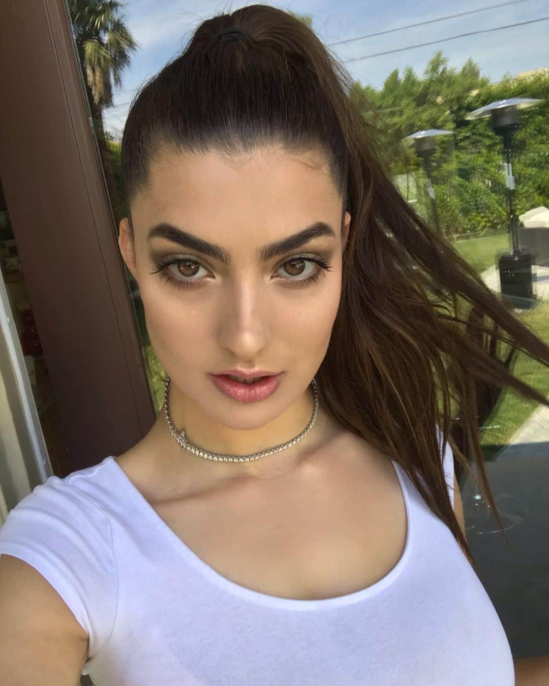 レイチェル・レビンのインスタグラム：「You can tell how put together my life is based on if I’m wearing winged liner」