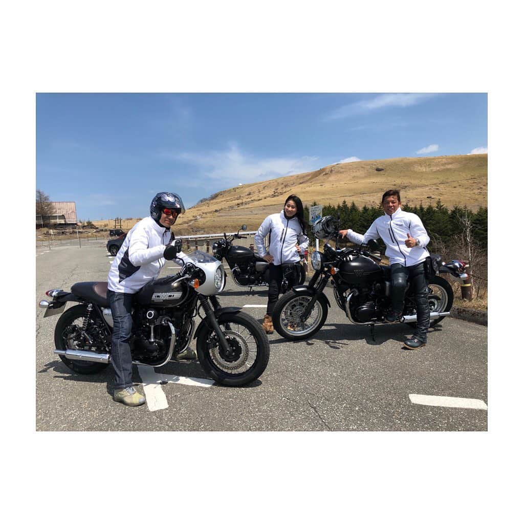 宇田恵菜さんのインスタグラム写真 - (宇田恵菜Instagram)「Kawasaki W800 street & cafe with Mr.Kawasaki  and legend riders.x ※今回は撮影で特別にバイクを城内に停めさせてもらってます※ 今回は、Mr.カワサキこと、きよさん！レンジェンドライダーの方々、辻本さん、亀谷さんと一緒に走らさせてもらいました！ 1週間共に行動し、たくさんお話する機会があり、無知識だった過去と現在のロードレースの話を聞けて楽しかった😊 なによりも本当に御三方が、紳士で優しくてユーモアに溢れまくってて、楽しくて、本当に大好きなライダー先輩だな！と思いました！ 峠の法定速度以上をしてこなかった自己流ライダーの私に、わかりやすくコーナリングとかのコーチングもしてくださり、本当に私のライダー人生のターニングポイントとなるライダー人生10年目の節目の今回は日々でした！ かなり長くなるので、ブログに書き留める予定です！ ともあれ、ありがとうございました！！！！ ———————— #motorbike #motorcycle #ridding #womanrider #rider #バイク #女性ライダー #バイカー #ソロツーリング #恵菜バイク #バイク女子 #バイク好き  #actresslife #女優 #地方ロケ #役者 #女性ライダー #バイク女子 #宇田恵菜 #W800 #kawasaki #kawasaki女子 #松本城」5月18日 10時45分 - ena2727