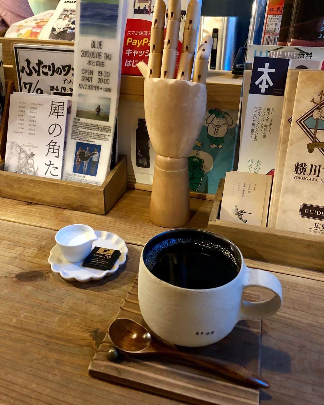 若林美保さんのインスタグラム写真 - (若林美保Instagram)「‪昨日のランチは横川駅近く、ラーメン処なゝしやさん。‬ ‪広島ラーメンって何気に好きなんですよね。‬ ‪そして本と自由さんで食後のコーヒー。‬ ‪落ち着く空間です^_^‬」5月18日 10時37分 - waka_miho