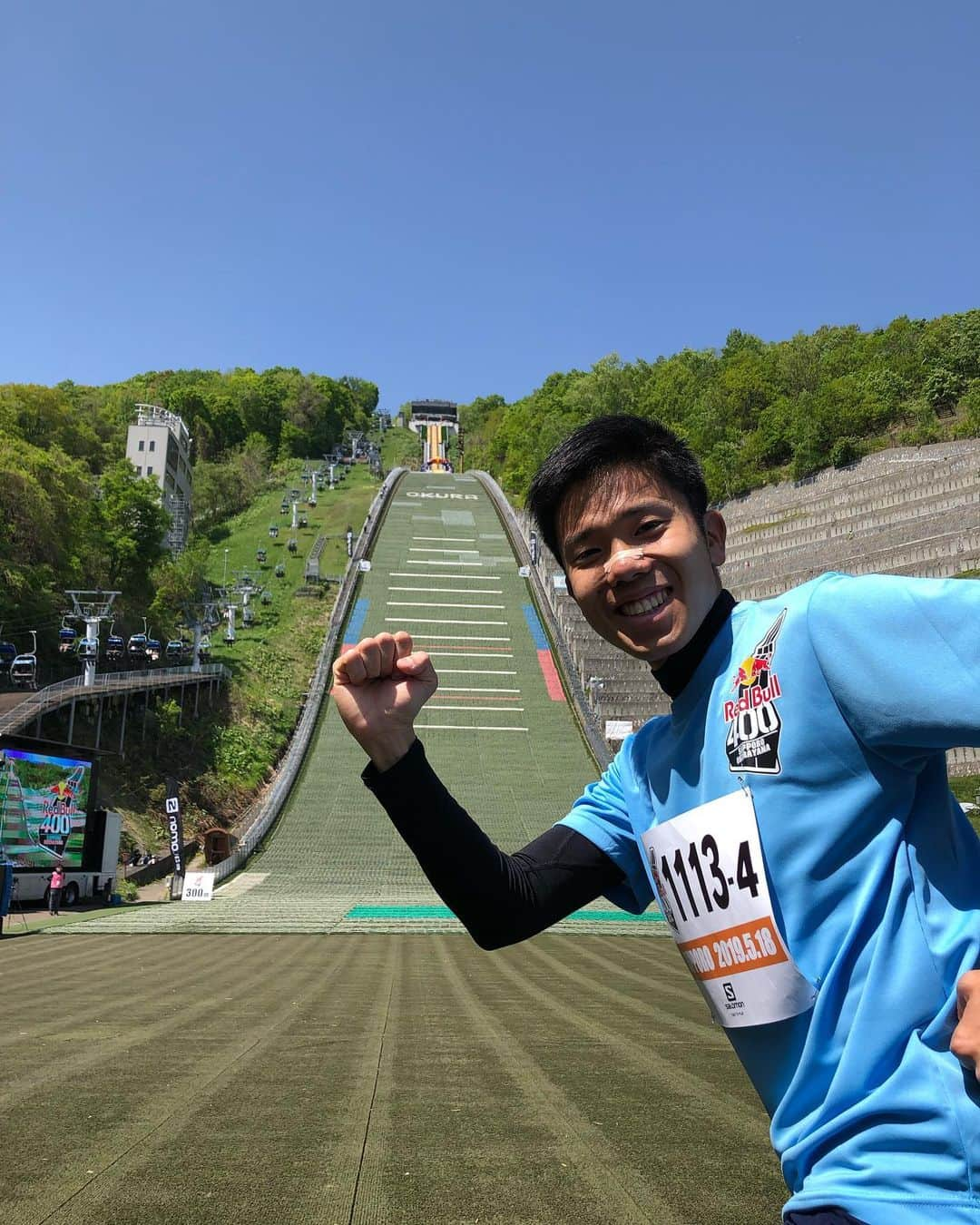 五十幡裕介さんのインスタグラム写真 - (五十幡裕介Instagram)「【Red Bull400】 今年も大倉山を駆け上がります！！ 去年リレーに出場して、25チーム中5位。 より高みを目指し、去年と同じメンバーで再チャレンジ！ 目標は大きく、表彰台！いや、優勝！！ 今年は4走なので、いち早くゴールテープを 切れるように頑張ります✊✊✊ この模様は、週明け20日(月)のイチ……… いえ、こちらでお伝えする、かもです(笑)  #RedBull #400 #大倉山ジャンプ競技場 #世界で最も過酷な400m #リレー #2年連続 #2回目 の #出場 #頑張る #トレーニング の成果を #今発揮する時 #天気 #最高 #快晴 #やるしかない #HTB #アナウンサー #五十幡裕介」5月18日 10時39分 - htb_isohatayusuke