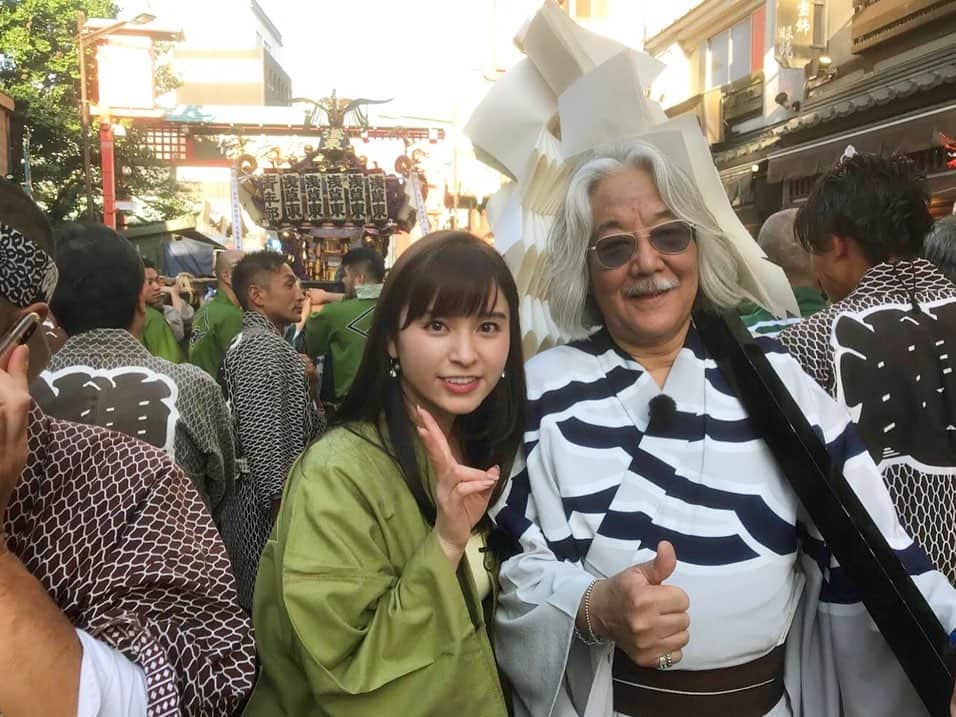 角谷暁子さんのインスタグラム写真 - (角谷暁子Instagram)「きのうのよじごじ中継、 正解は、 浅草三社祭でした！  浅草雷門のすぐ近く、 老舗天ぷら屋さんの三定さんでお昼をいただいて、、 お囃子屋台や芸者さんの大行列、そしてびんざさら舞をみて、、 中継の最後にはなんと！ お神輿を担がせていただきました！  またとない貴重な経験でした😭 担ぎ手の皆さんの中に入っていざ担ぐと、とにかく熱気がすごい！声も大きい！数分担ぐだけで汗をかくほど、見た目以上にパワフルでした。  そして何より浅草の皆さんのあたたかさ。 今回お世話になった浅草東町会の皆さんも、大事なお祭りの日に取材に伺った私たちにも本当にあたたかく、法被も貸してくださり、お神輿も担がせてくたさり、、、色んなあたたかいお気遣いをしていただきました。みんなでこのお祭りを楽しもう！としていらっしゃるのが感じられました。  ご協力くださり、本当にありがとうございました！  日本の夏を一足早く感じられる、素敵なお祭りです。 まだお神輿の余韻に浸っています☺️ 今日も昨日に引き続き都心はいいお天気のようなので、 紫外線対策、しっかりしましょう！  良い休日を💓  #よじごじdays  #中継 #浅草 #三社祭 #浅草東町会 #大行列 #びんざさら舞 #お神輿 #仲見世通り #伝法院通り #法被 #三定 #天丼」5月18日 10時44分 - kadoya_akiko