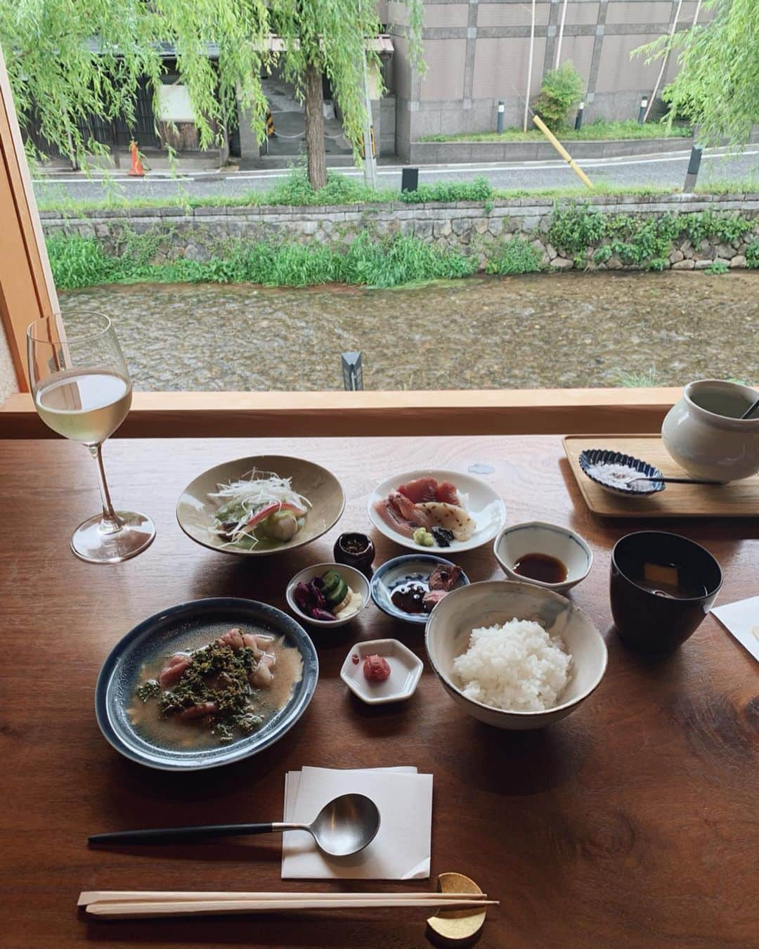 瀬畑茉有子さんのインスタグラム写真 - (瀬畑茉有子Instagram)「. . 牛と花山椒の白味噌仕立てのランチ🌱 . . 春の小川と柳を目の前に頂ける 丁寧な丹のランチ。 . 最初は閉まっていたガラス窓が 途中で全オープン🍃 . 最高に気持ちよすぎて 本当に美味しかったなぁ〜🤤 . . 素敵な場所教えてくれてありがとう💓 @tea520 . . #tankyoto #tan #kyoto #lunch #lunchcourse #京野菜 #花山椒 #kyototrip #kyotorestaurant #wine #丹  #healtylunch #牛と花山椒の白味噌仕立て」5月18日 10時46分 - sehatamayuko