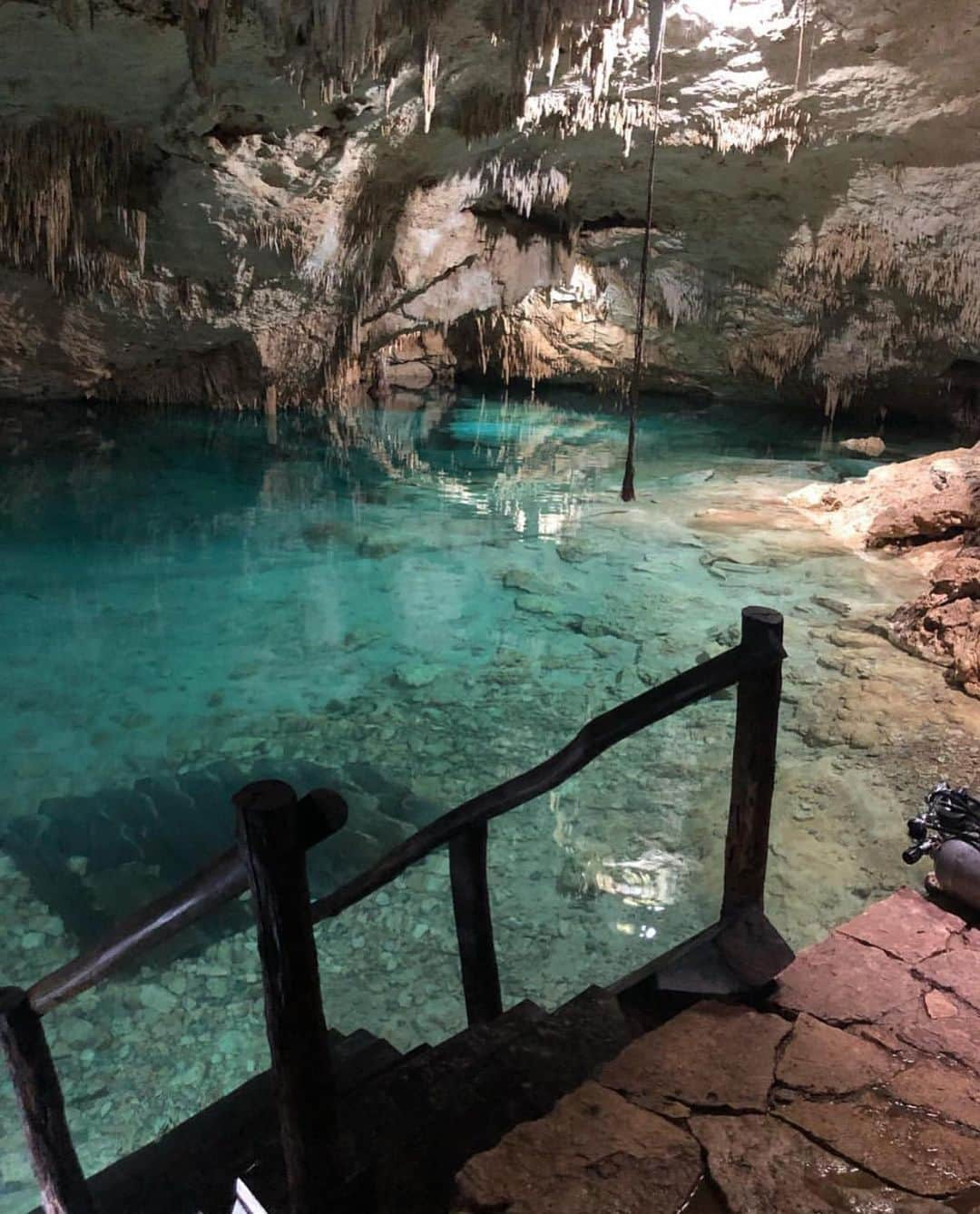 アンナ・ヤノフスカヤさんのインスタグラム写真 - (アンナ・ヤノフスカヤInstagram)「#mexico  Amazing cenote😍 #yucatan #cenote #LetsGoSomeWhere 🌏」5月18日 10時55分 - annayanovskay