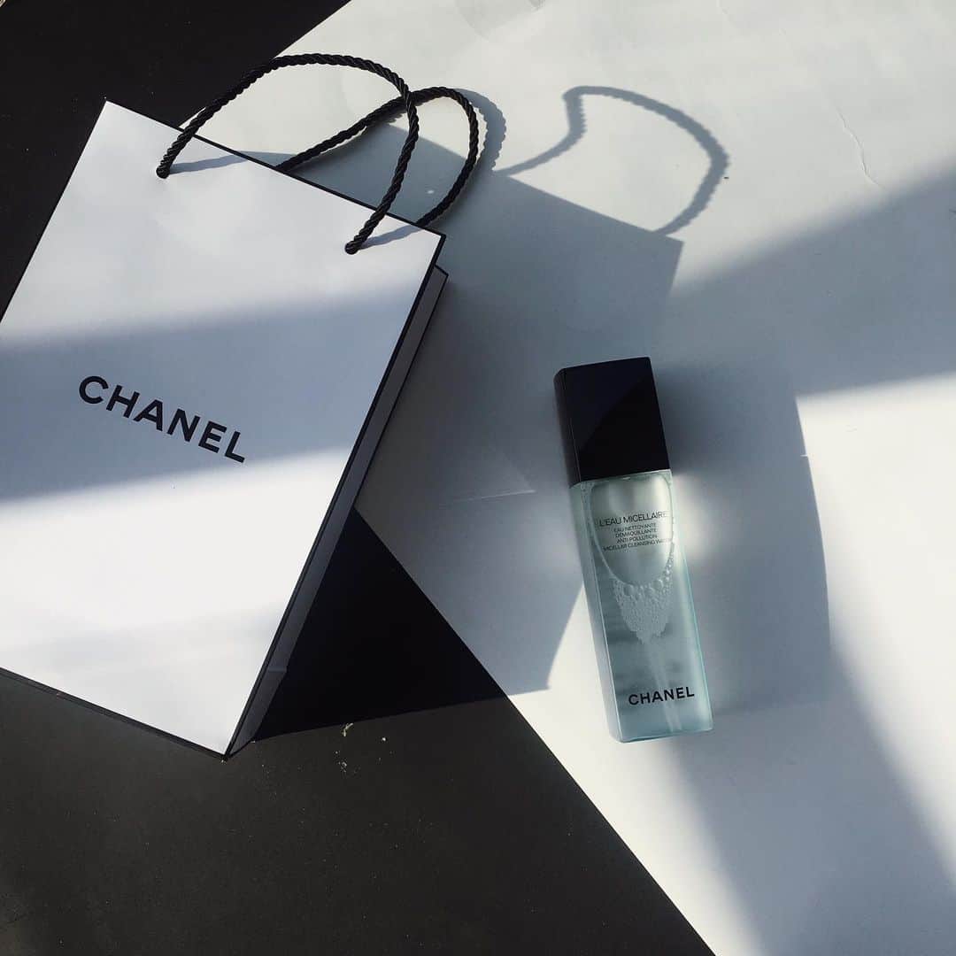 mixmatchisthekeyのインスタグラム：「been testing out this cleansing for a week now. it does not make my skin red and tight, leave it smooth. will be available at Chanel beauty counter on 3rd, June. @chanel.beauty」